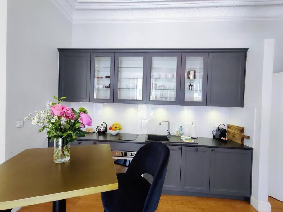 Center, Chic For 2-4, Balcony, Ac Apartment