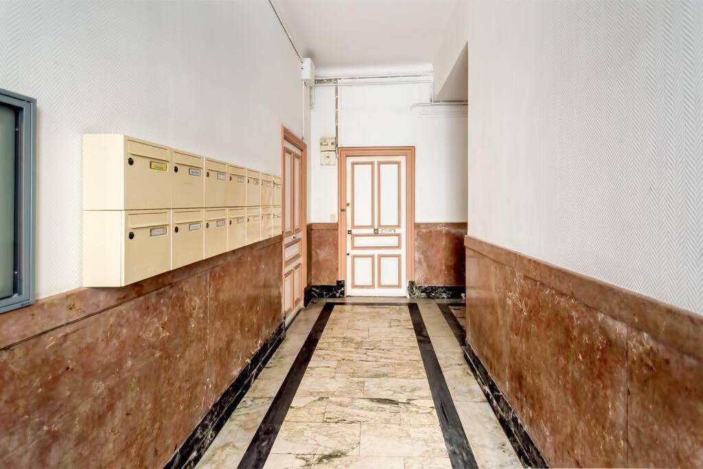 Center, Chic For 2-4, Balcony, Ac Apartment *