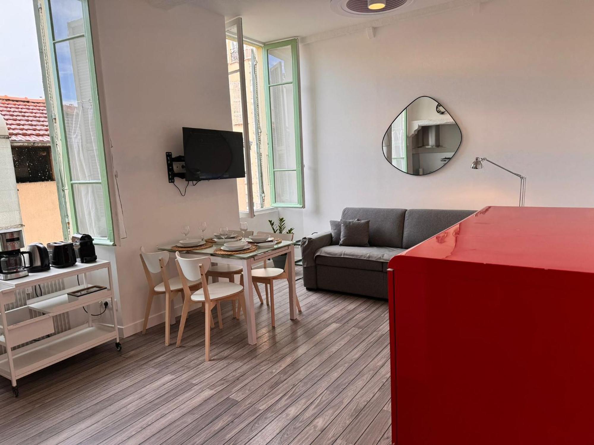 Carre D'or: Very Calm Cozy 2br, With Wi-fi Apartment *
