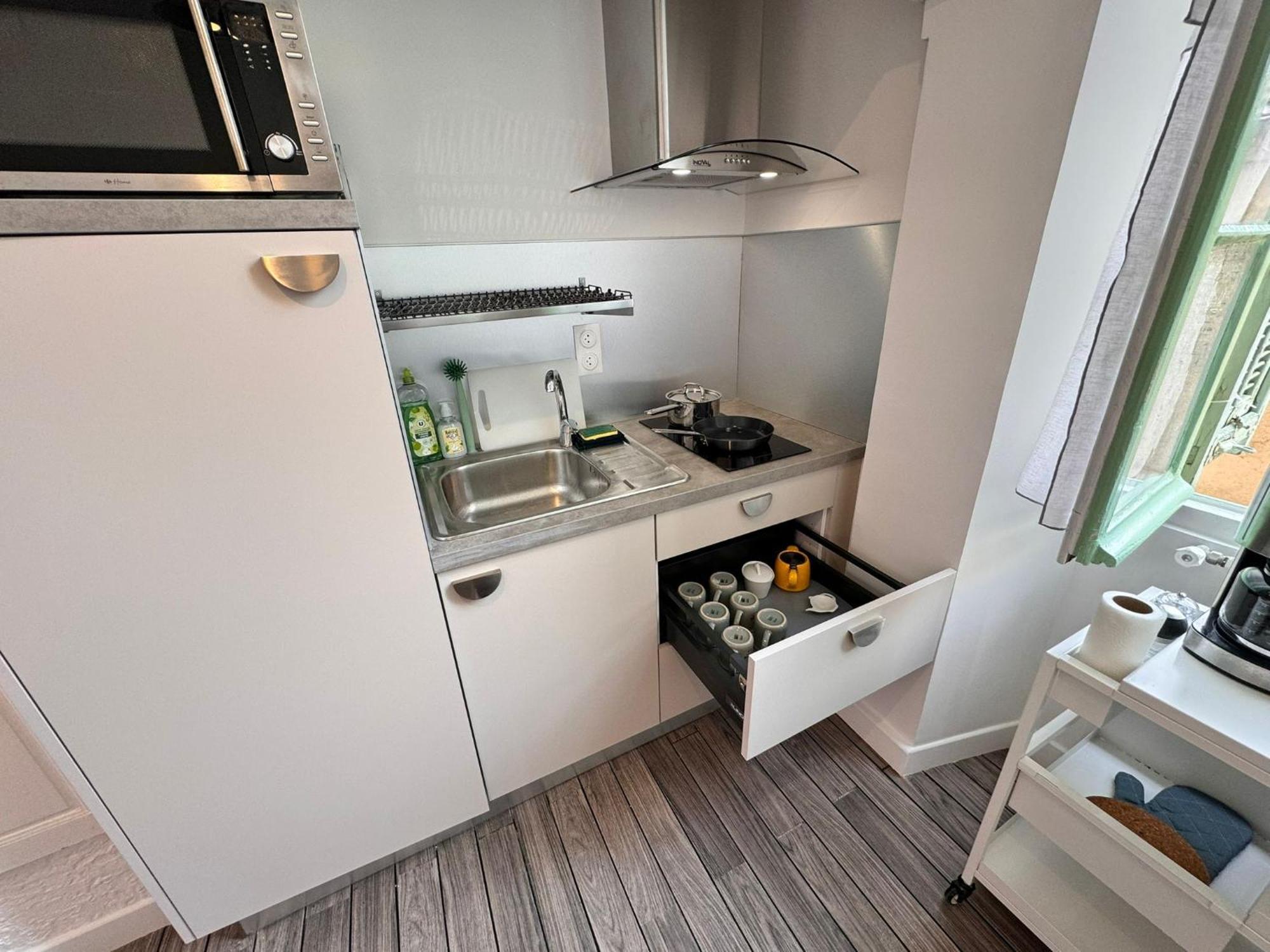 Carre D'or: Very Calm Cozy 2br, With Wi-fi Apartment *