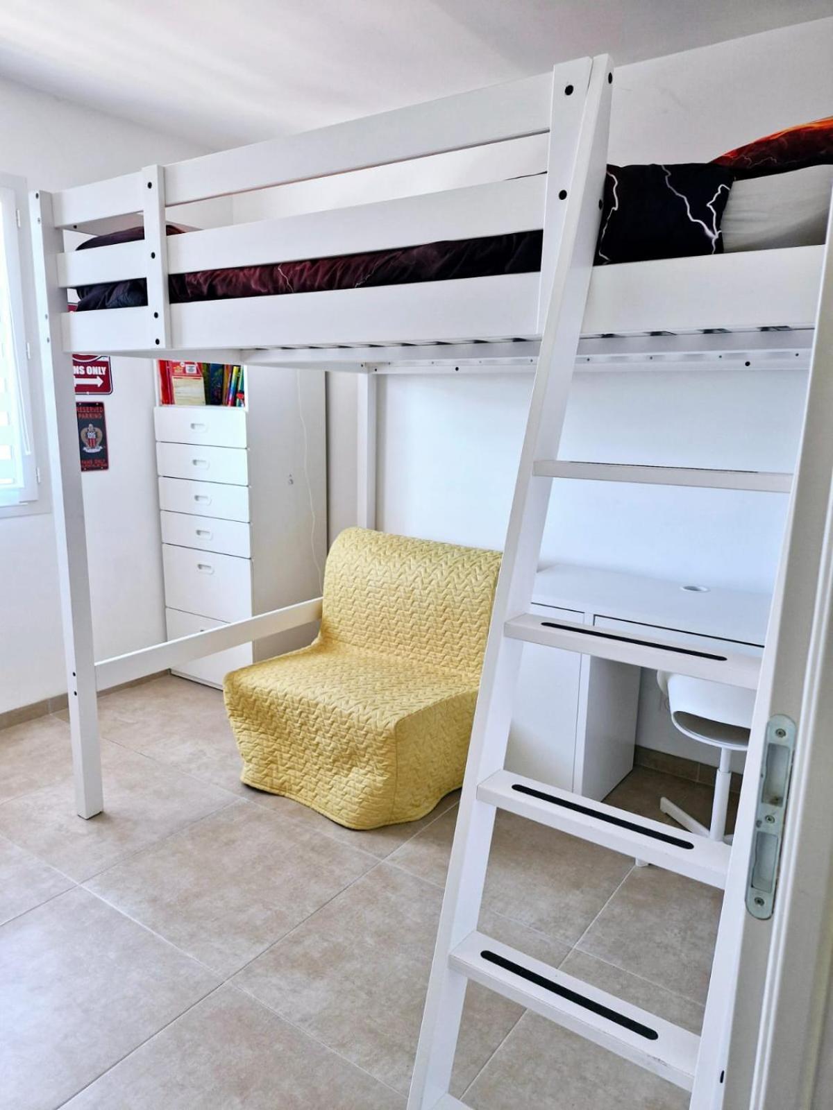 Nice, Magnifique Vue Avec Piscine