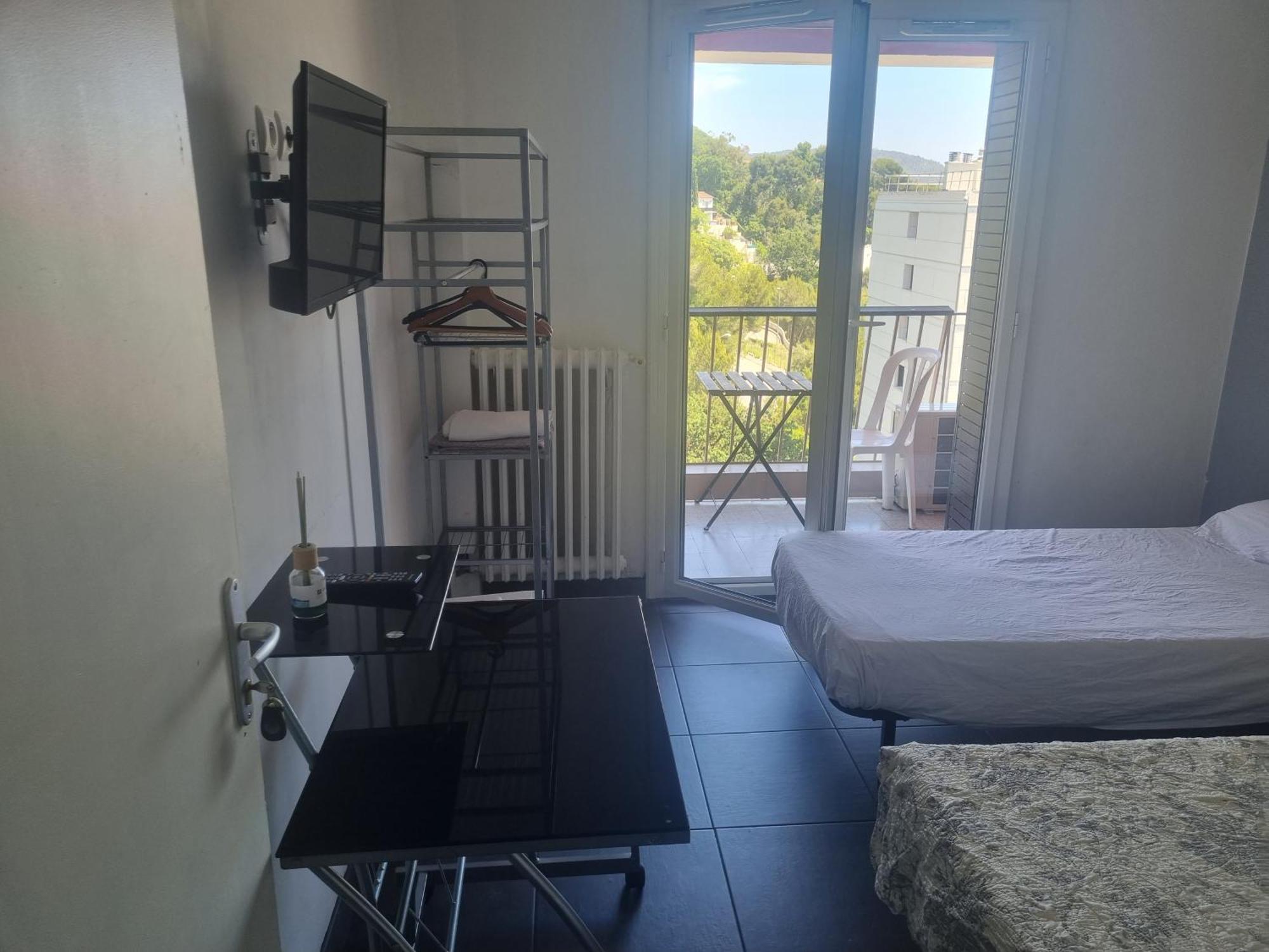 Seaside Tram Haven: Budget-friendly With Kitchen And Views Bed & Breakfast