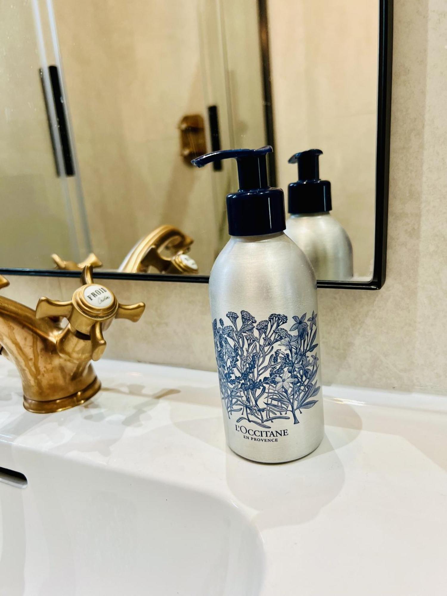 Apartment Luxe Center: 3-bedroom With Parking Near