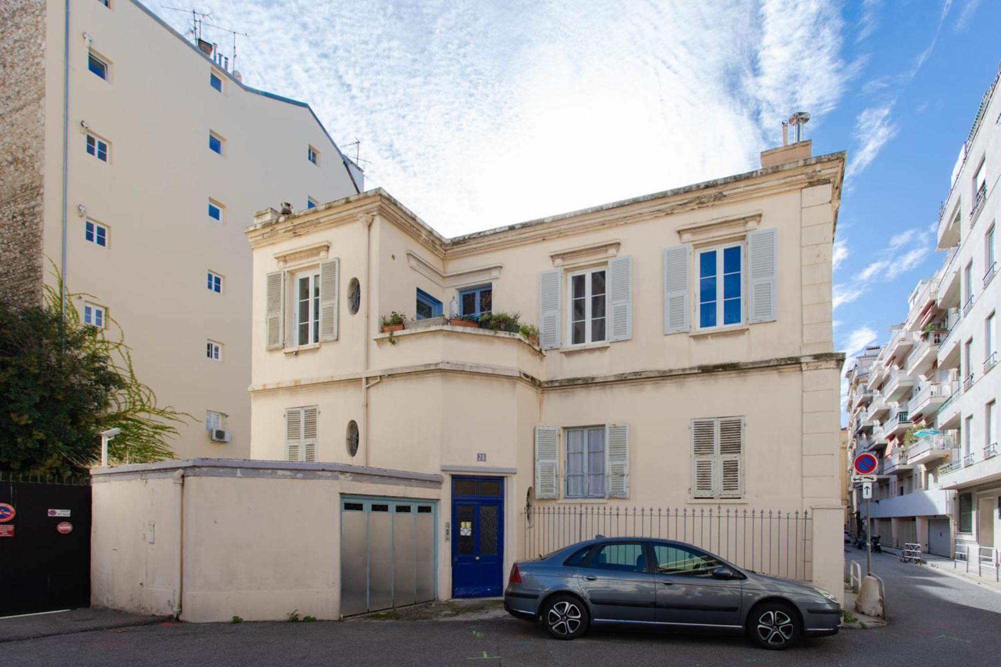 La Porte Bleue Furnished Flat *