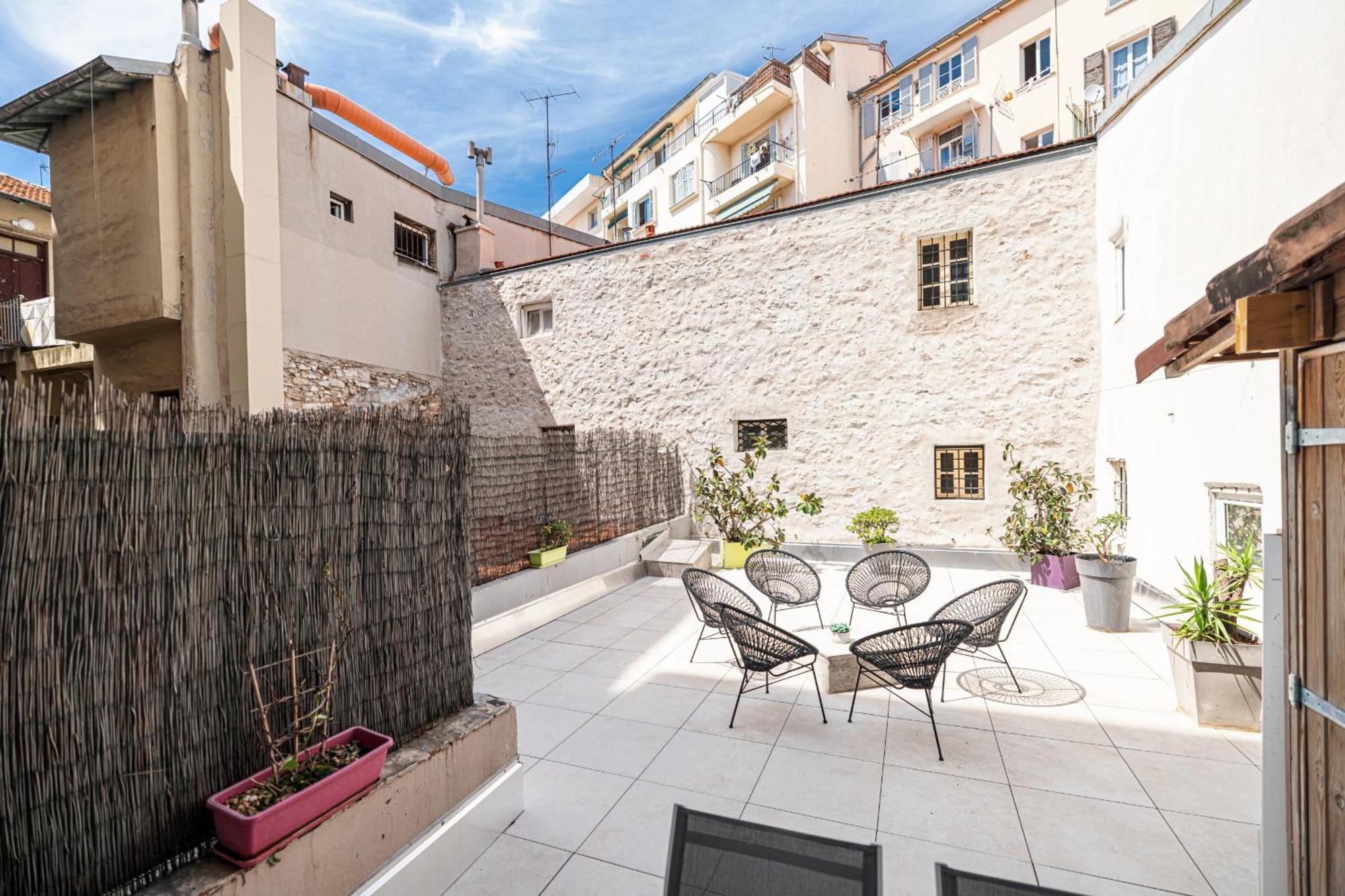 Apartment Amazing 3 Bdrs And Garden Place Du Pin Parking ! Nice