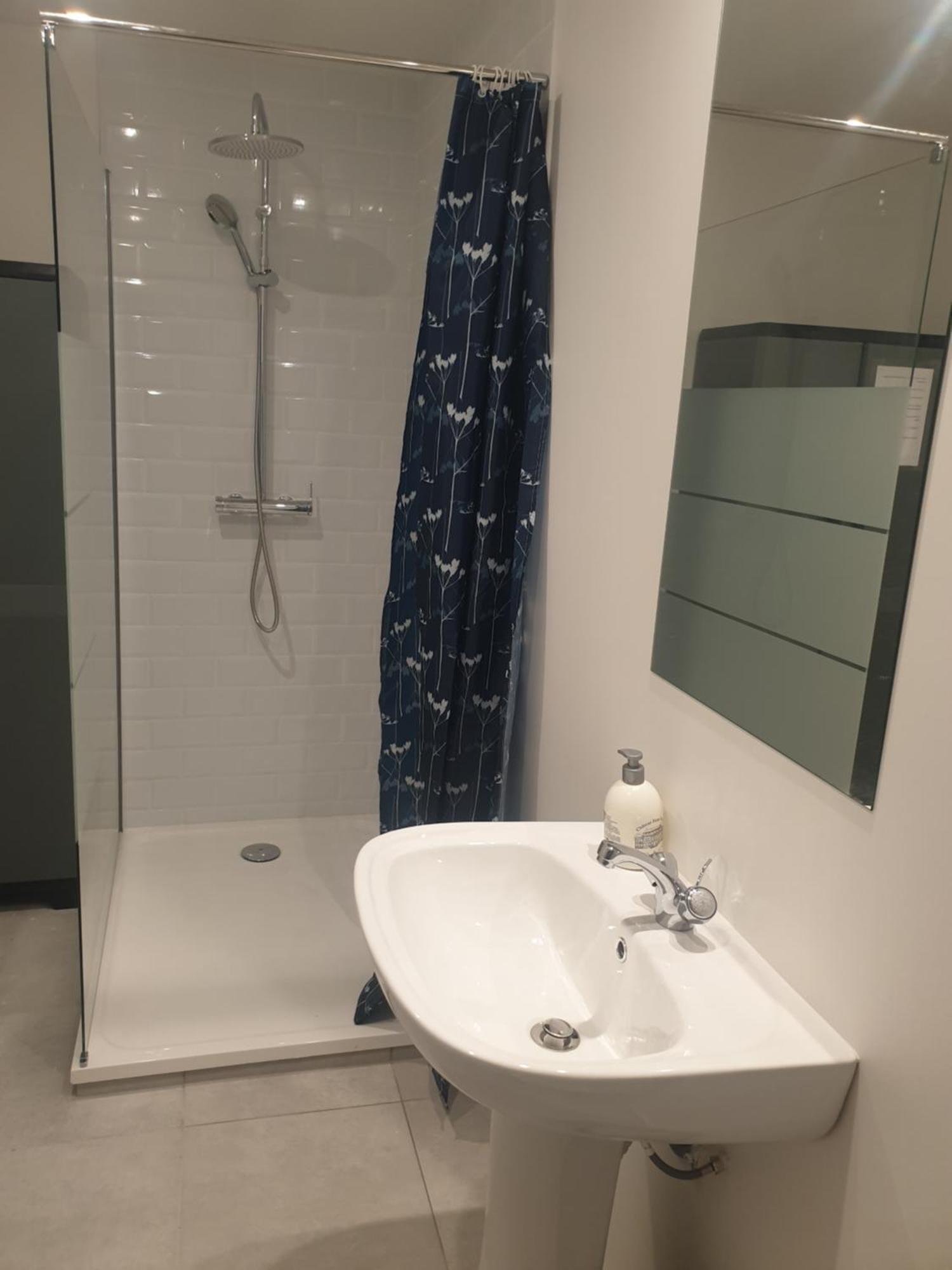 Renove 2023 Proche Aeroport 5min, Gare Sncf 2 Min, Tramway Au Pied De L'immeuble , Parking Possible, Renovated 2023 Near The Airport 5 Min, Train Station 2 Min, Tram Next To The Building 1 Min, Parking Possible Nice