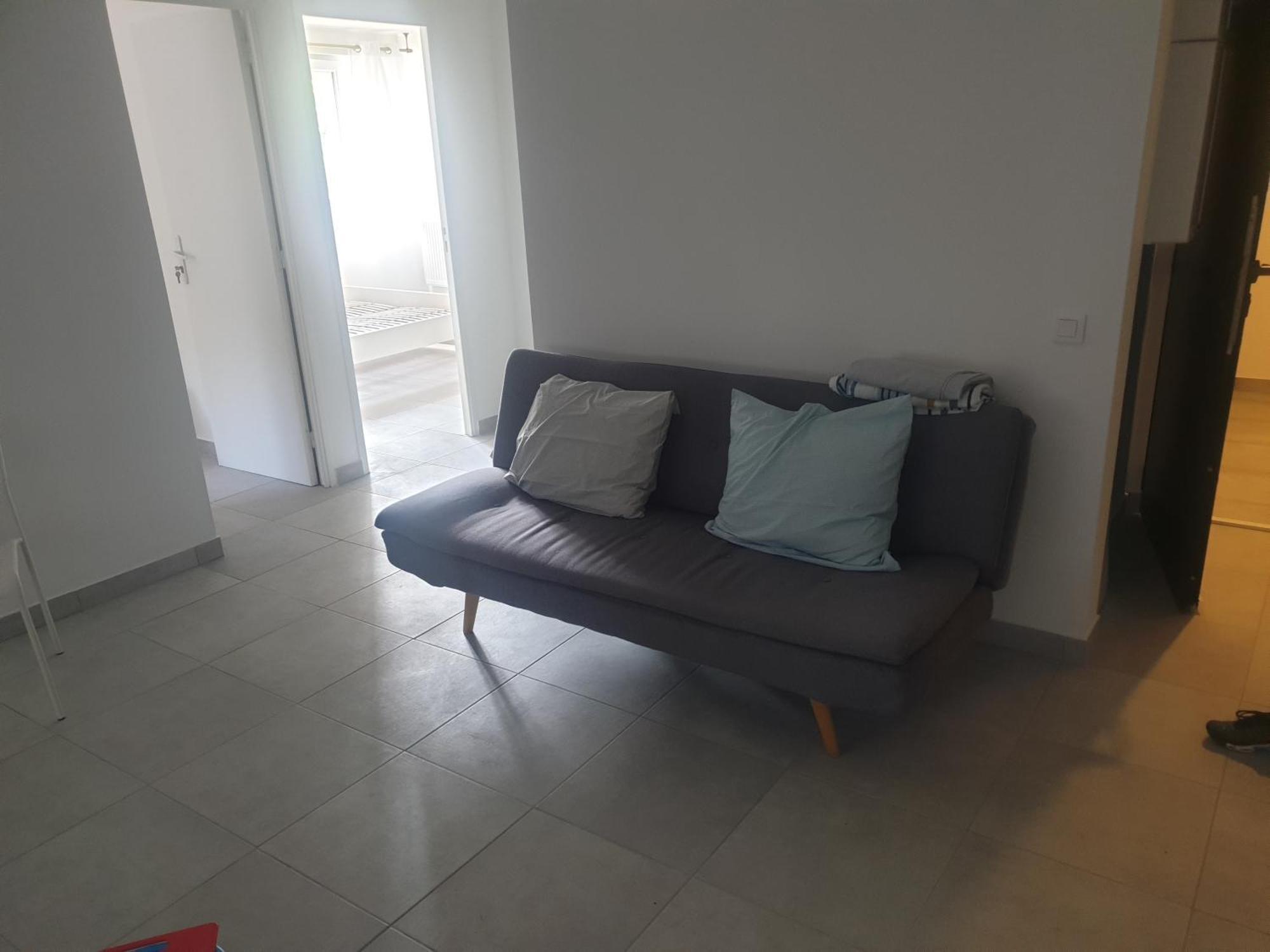 Appartement Renove 2023 Proche Aeroport 5min, Gare Sncf 2 Min, Tramway Au Pied De L'immeuble , Parking Possible, Renovated 2023 Near The Airport 5 Min, Train Station 2 Min, Tram Next To The Building 1 Min, Parking Possible *