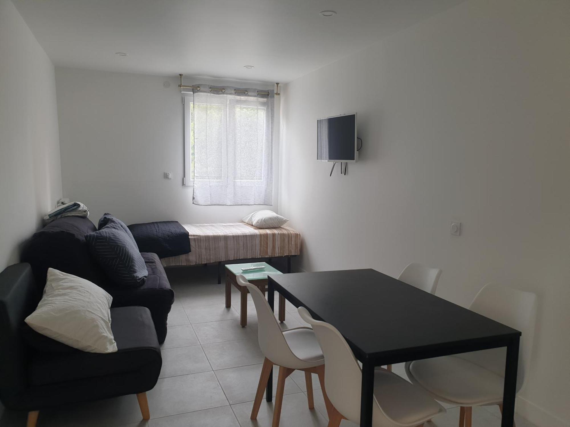 Renove 2023 Proche Aeroport 5min, Gare Sncf 2 Min, Tramway Au Pied De L'immeuble , Parking Possible, Renovated 2023 Near The Airport 5 Min, Train Station 2 Min, Tram Next To The Building 1 Min, Parking Possible * Nice
