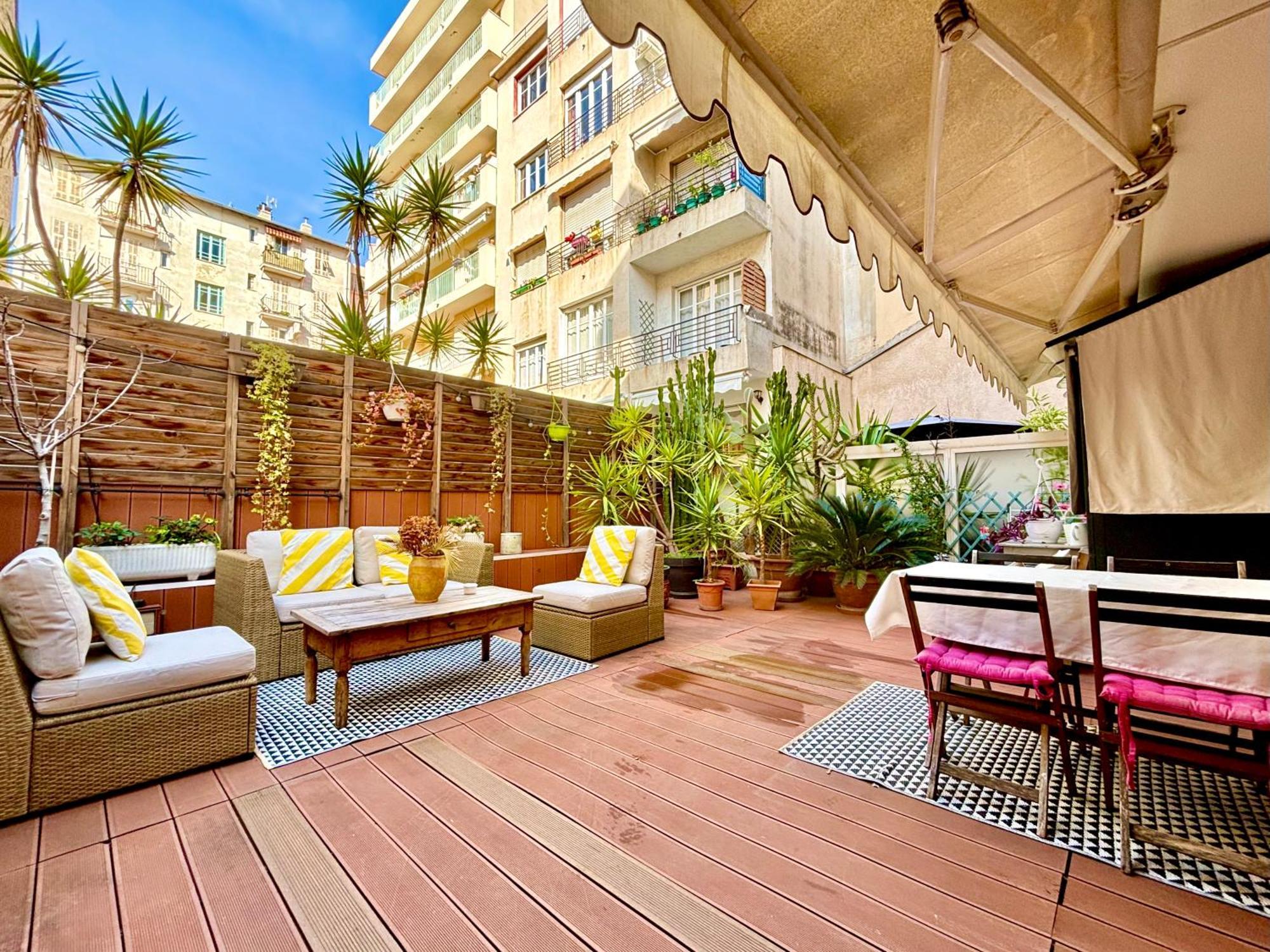 Large Magnificent Terrace Apartment *