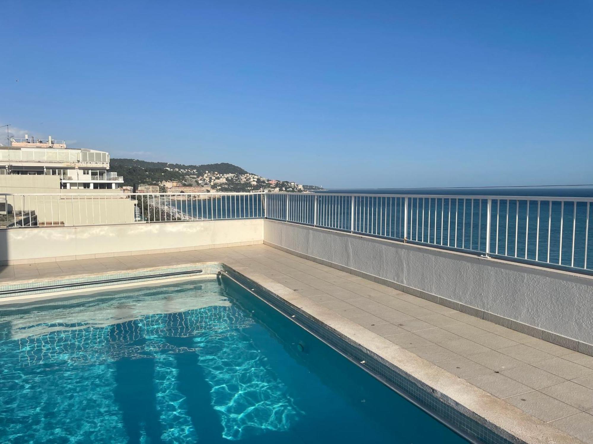 With Terrace & Rooftop Pool In Promenade Des