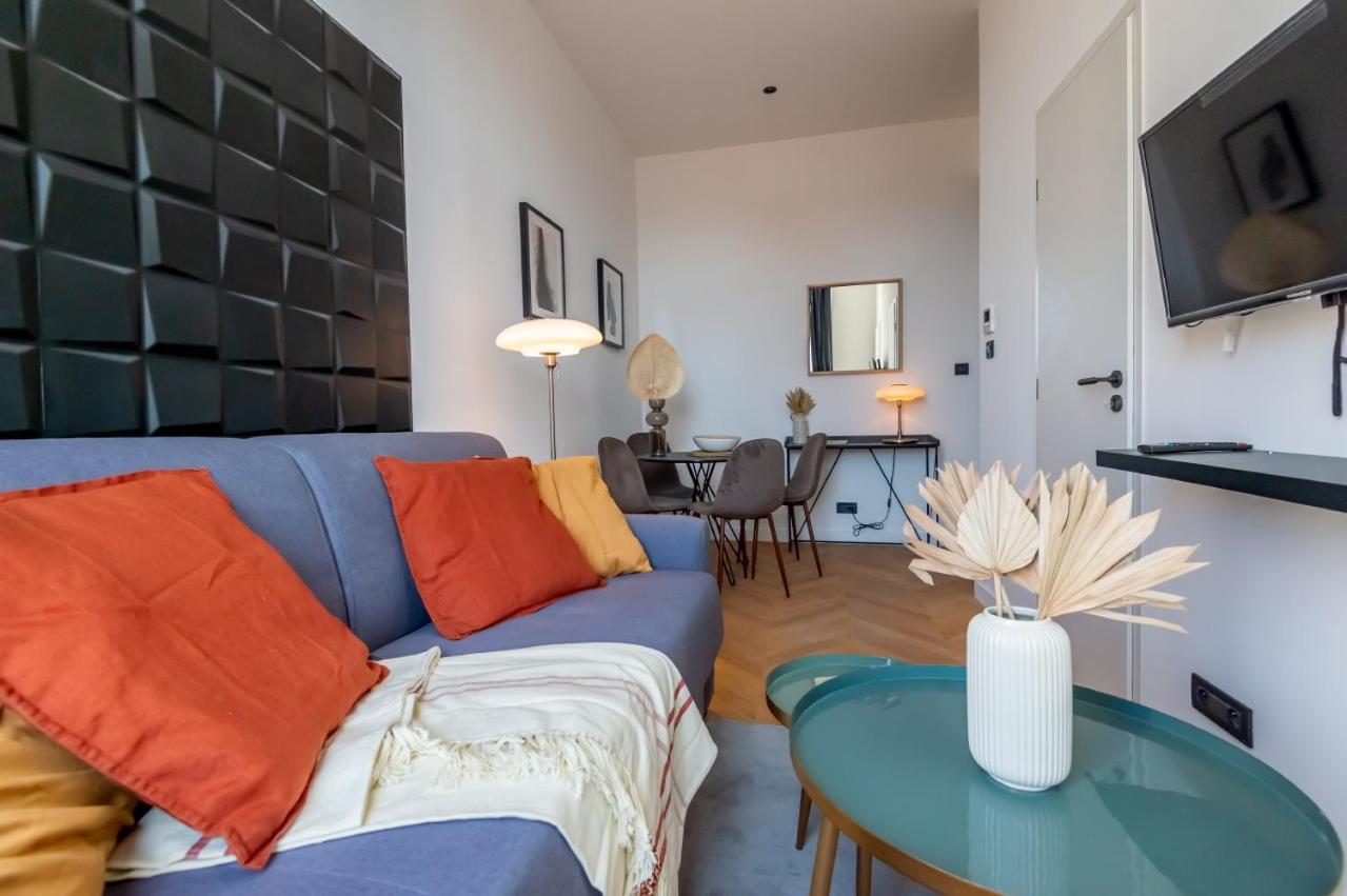 301a Charming 2 Refurbished Super Center Apartment