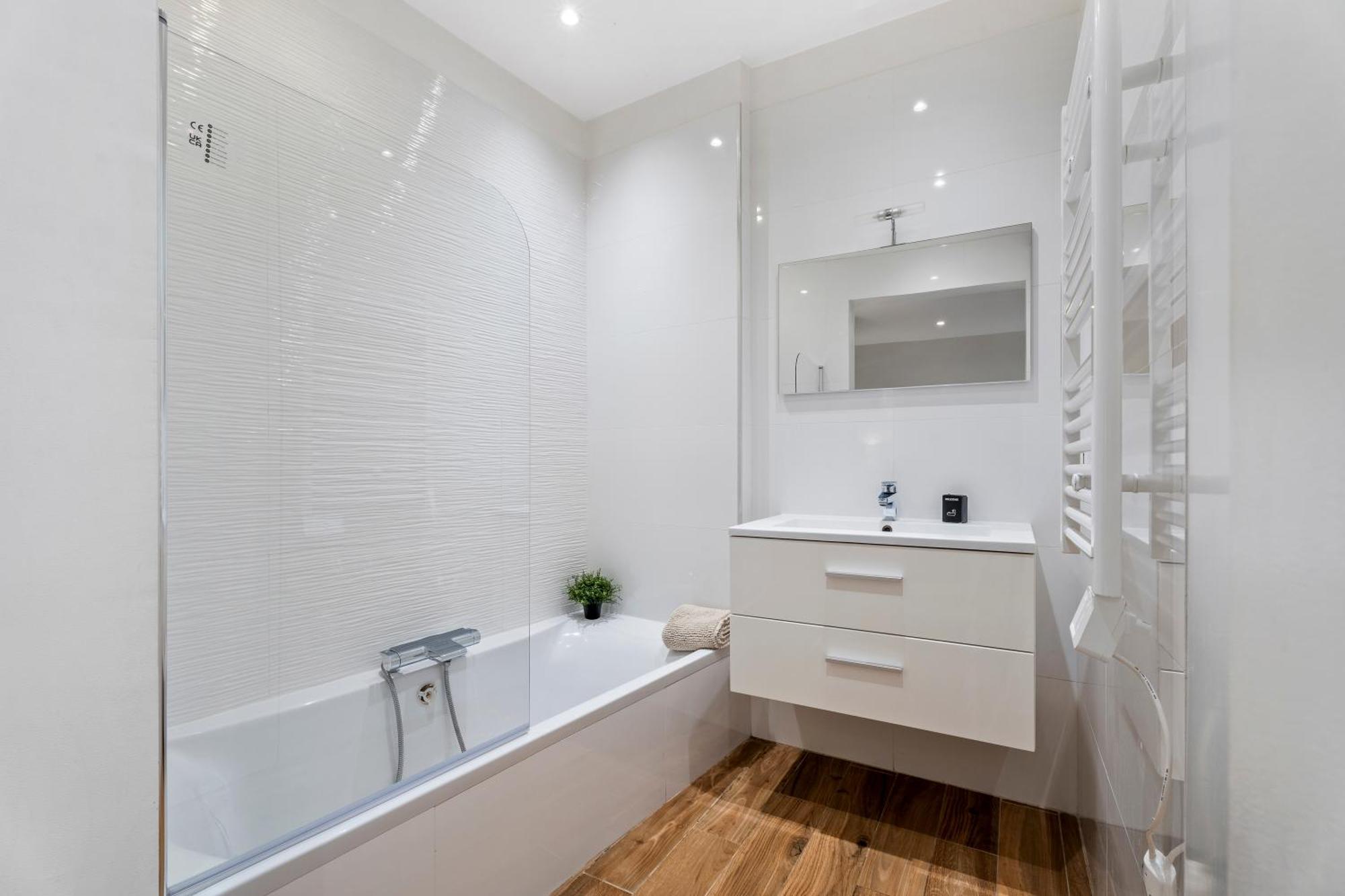 Renting - Rossetti - Modern Haven Heart Of Old Apartment *