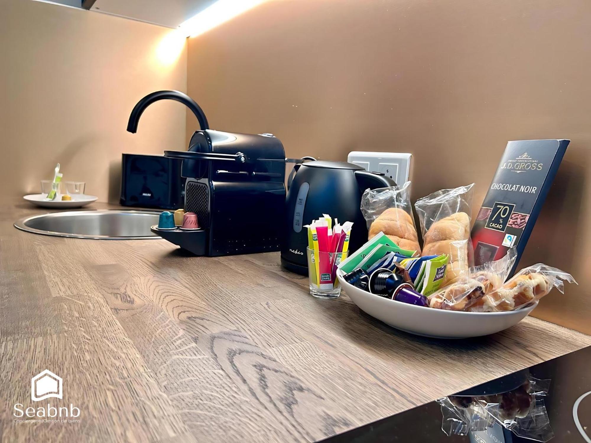 Luxurious - Seaside - Bath - Wifi - Ac Apartment