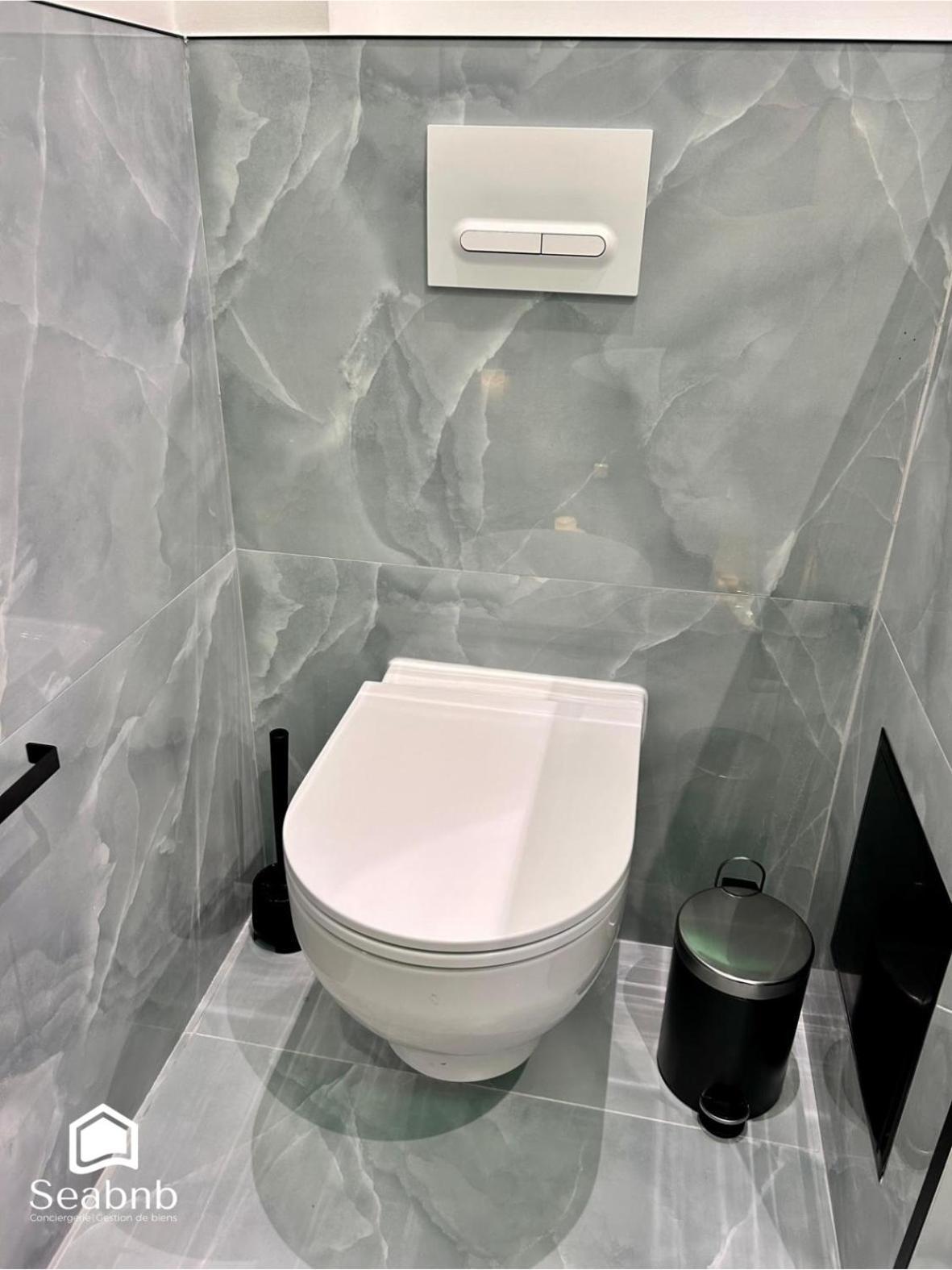 Luxurious - Seaside - Bath - Wifi - Ac Apartment