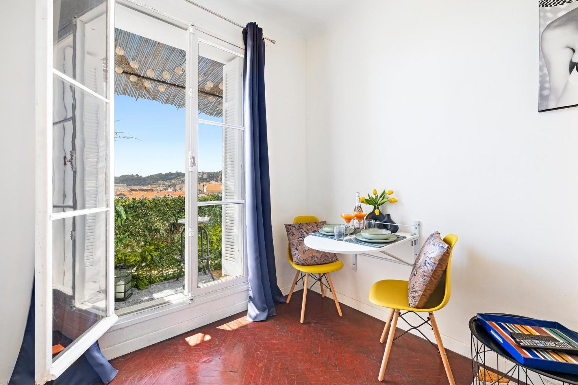 Center - Balcony Quiet - Air Conditioner - Kitchen - Wifi - Tram Apartment *