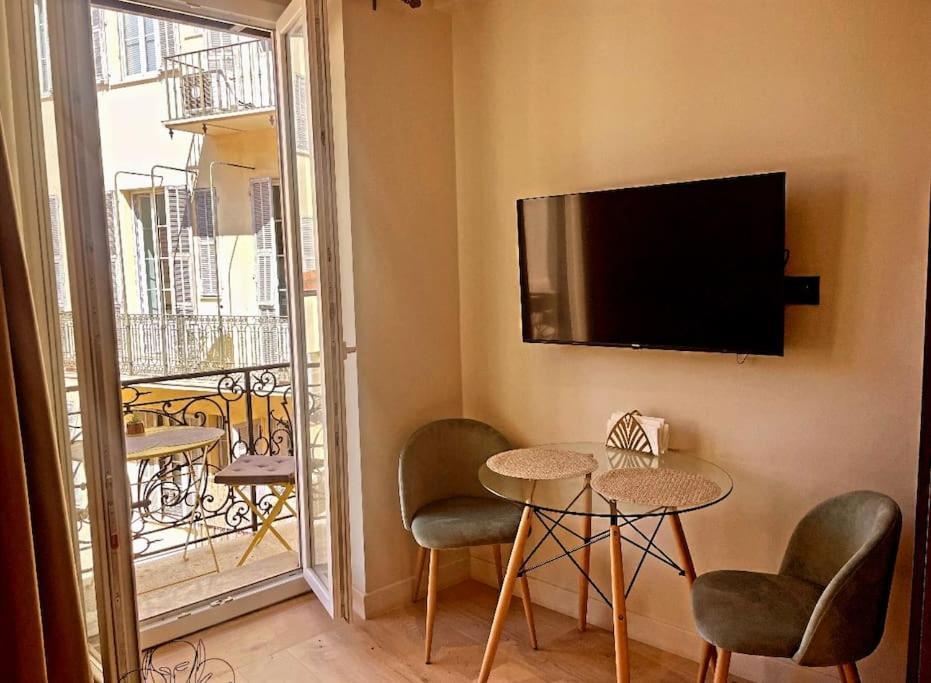 Massena Street, 2 Balcony Apartment