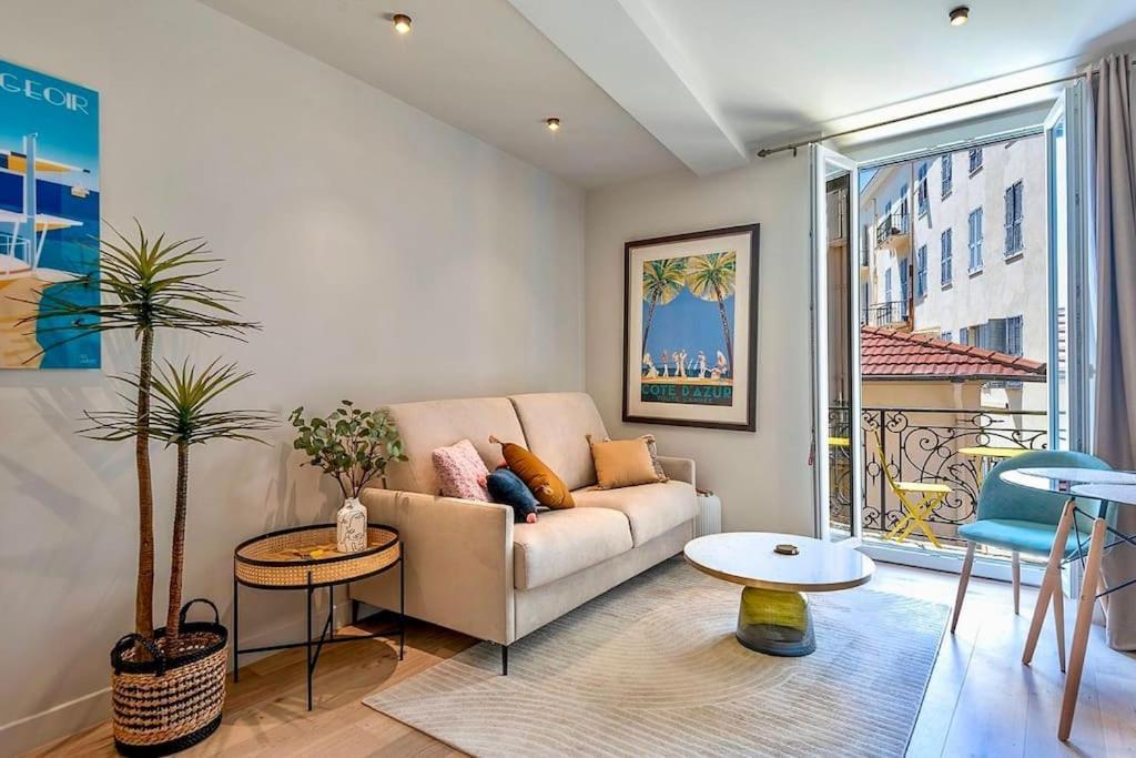 Massena Street, 2 Balcony Apartment