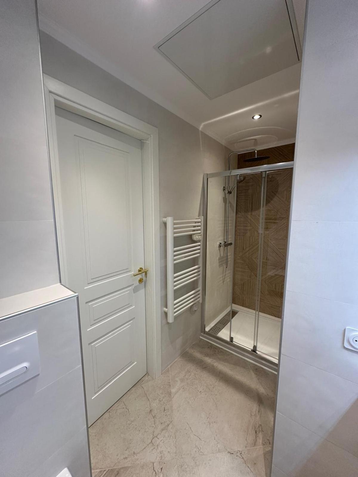 Extraordinaire Grand Au Centre 6 Minutes A Pied De La Et L'hotel Negresco Appartement *