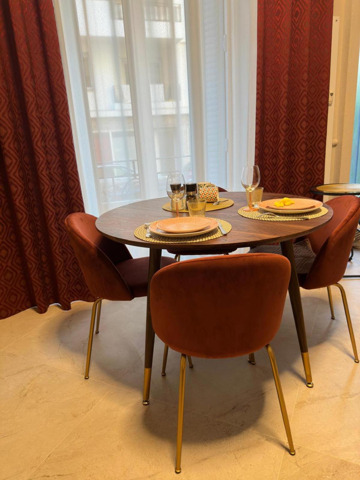 Extraordinaire Grand Au Centre 6 Minutes A Pied De La Et L'hotel Negresco Appartement Nice