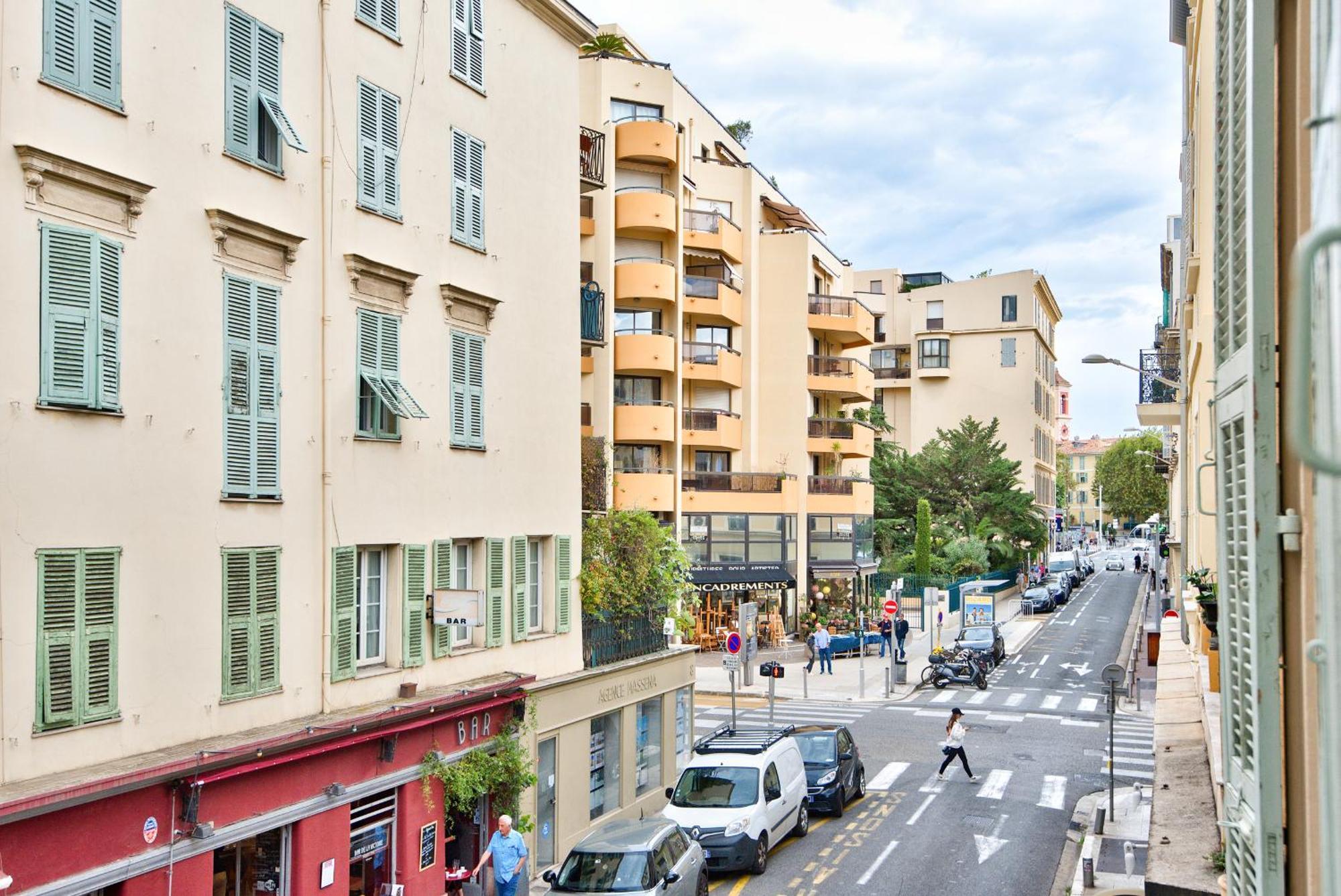 9 Alberti Centre *