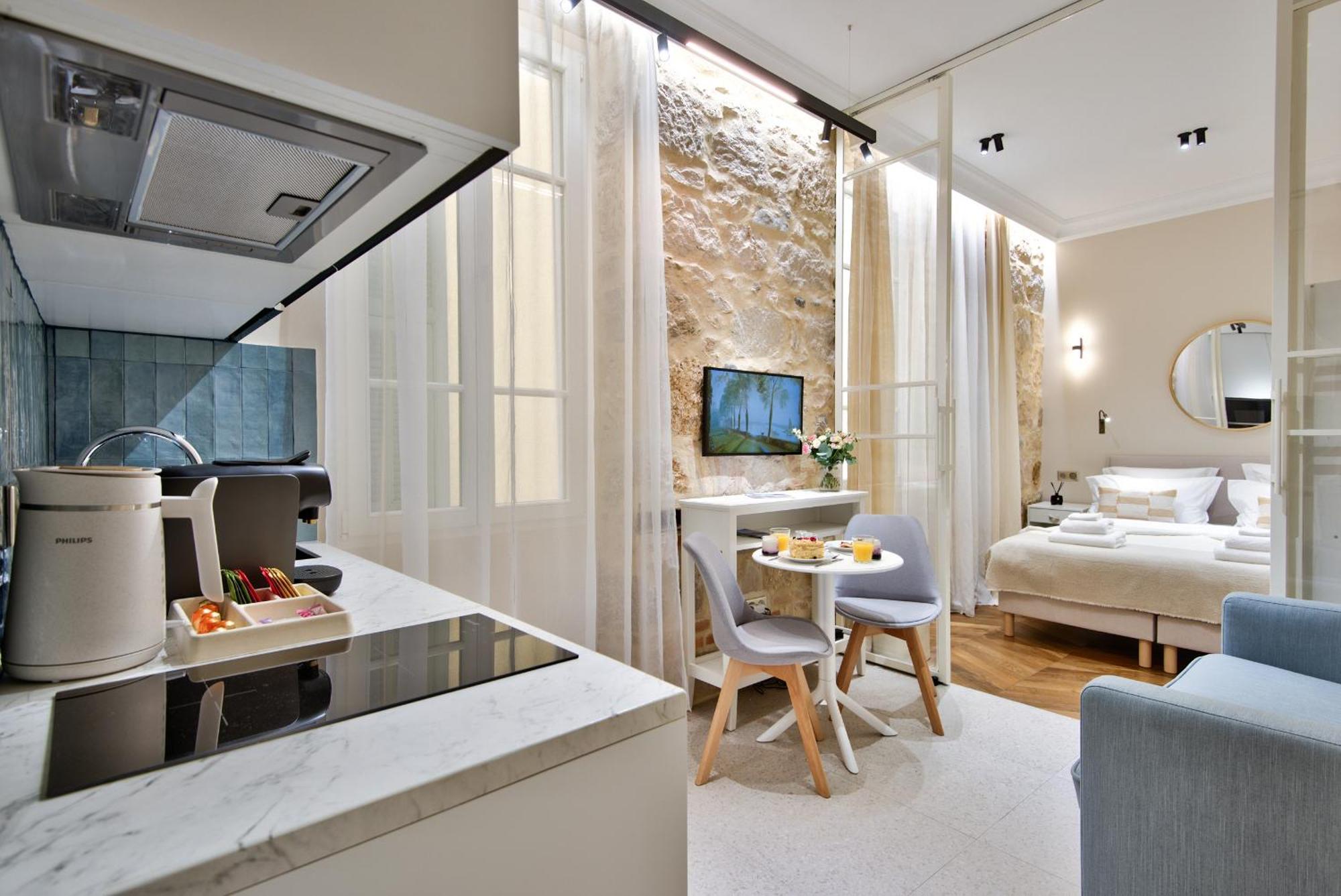 9 Alberti Centre *