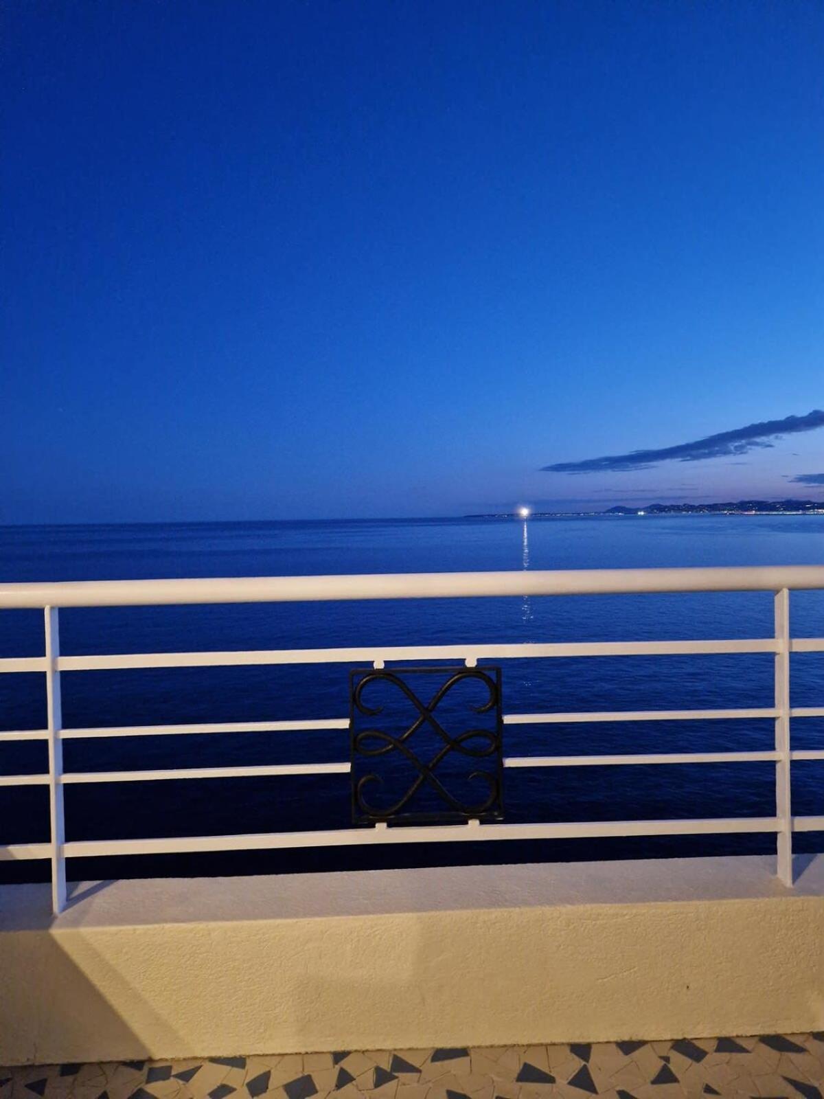 06a1 - Just Like On A Boat Sailing On The Sea