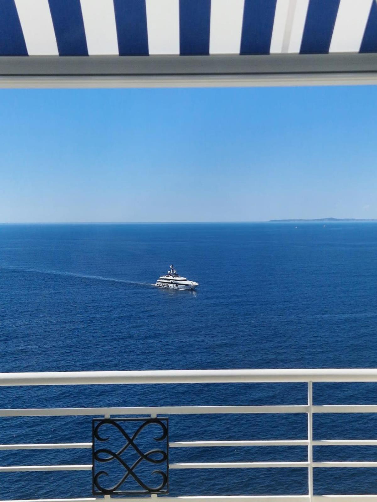 06a1 - Just Like On A Boat Sailing On The Sea * Nice