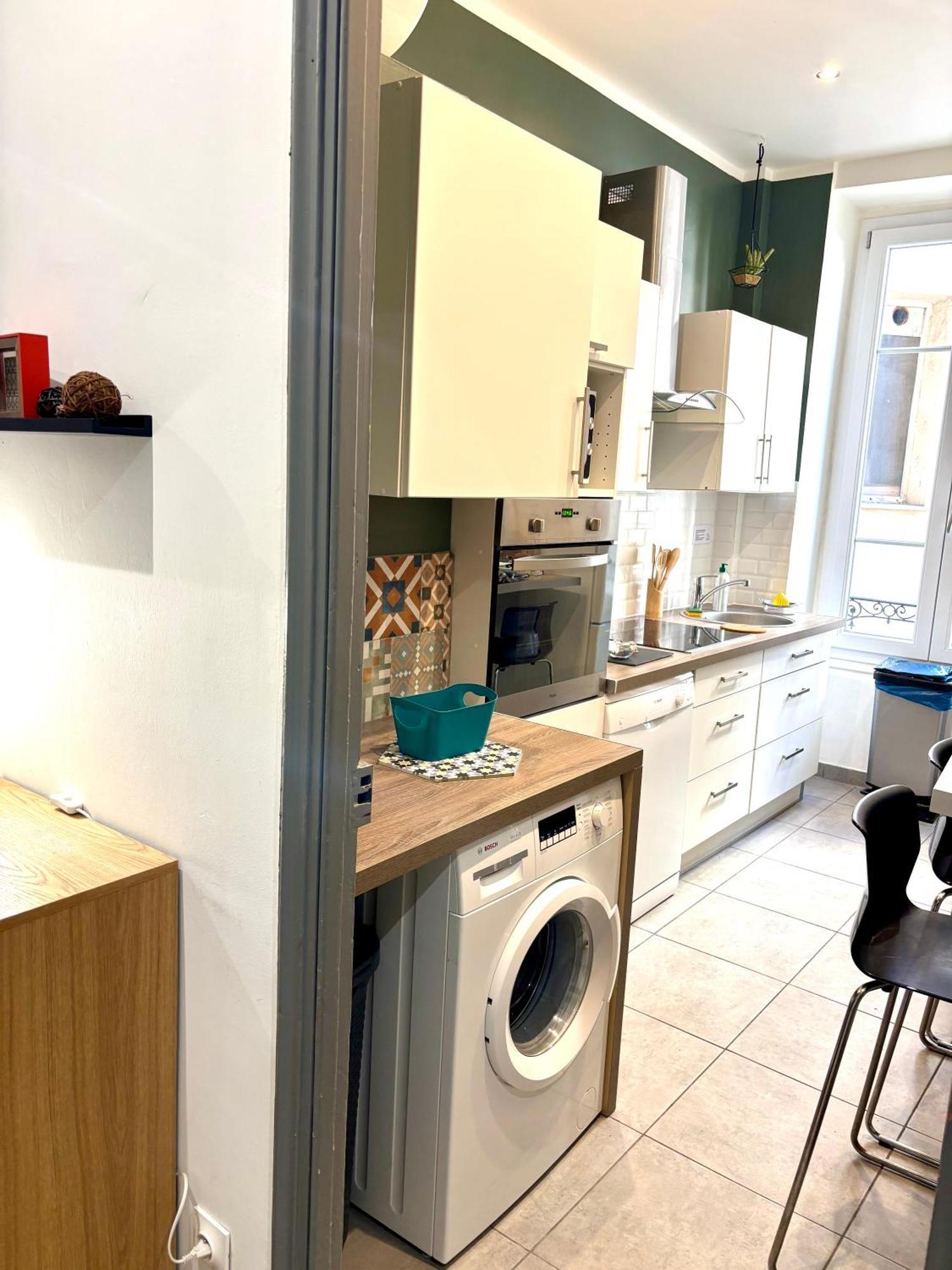 Gare Garibaldi République: Tranquil Private Near Tram Bed & Breakfast *