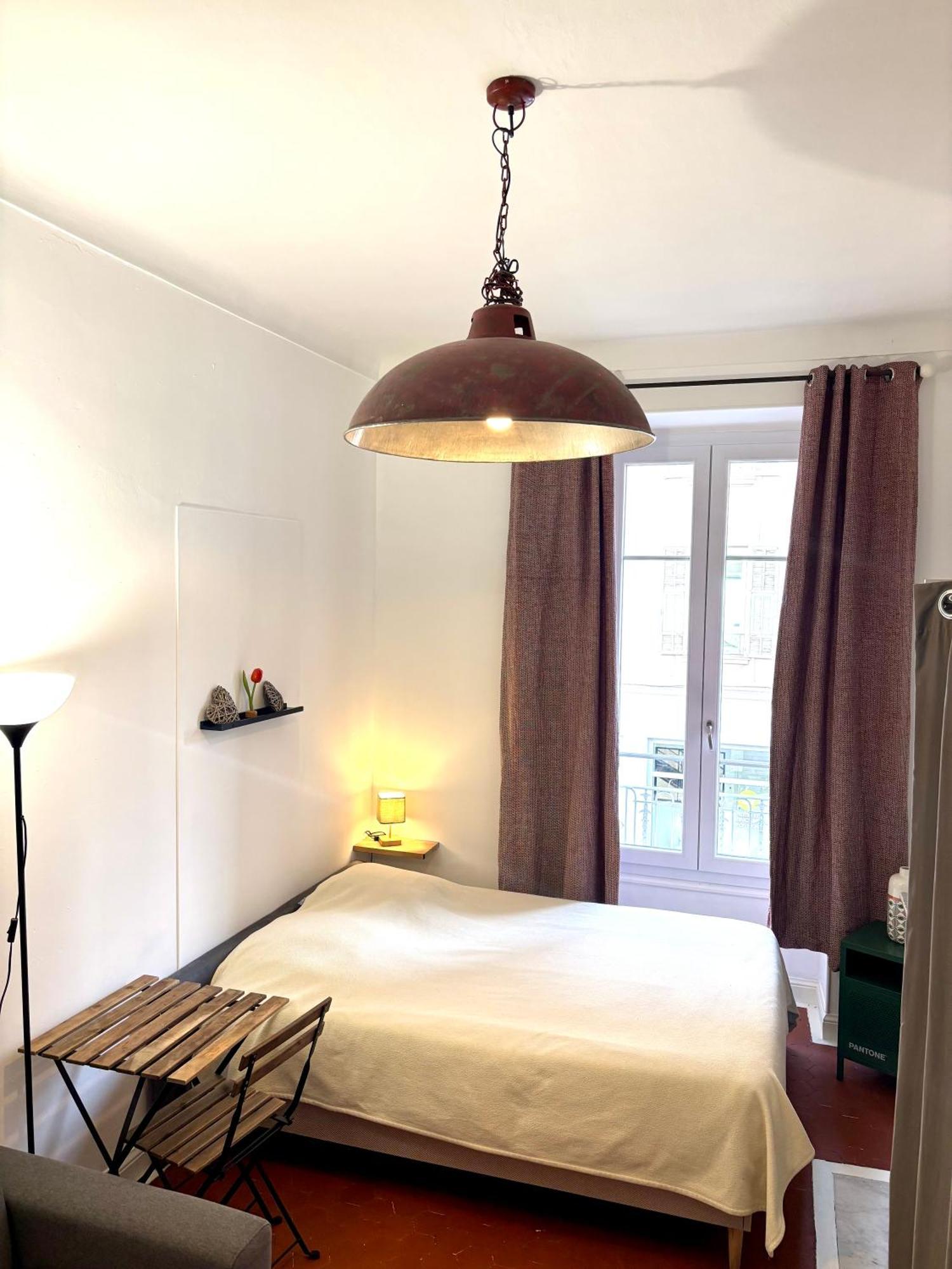 Gare Garibaldi République: Tranquil Private Near Tram Bed & Breakfast *