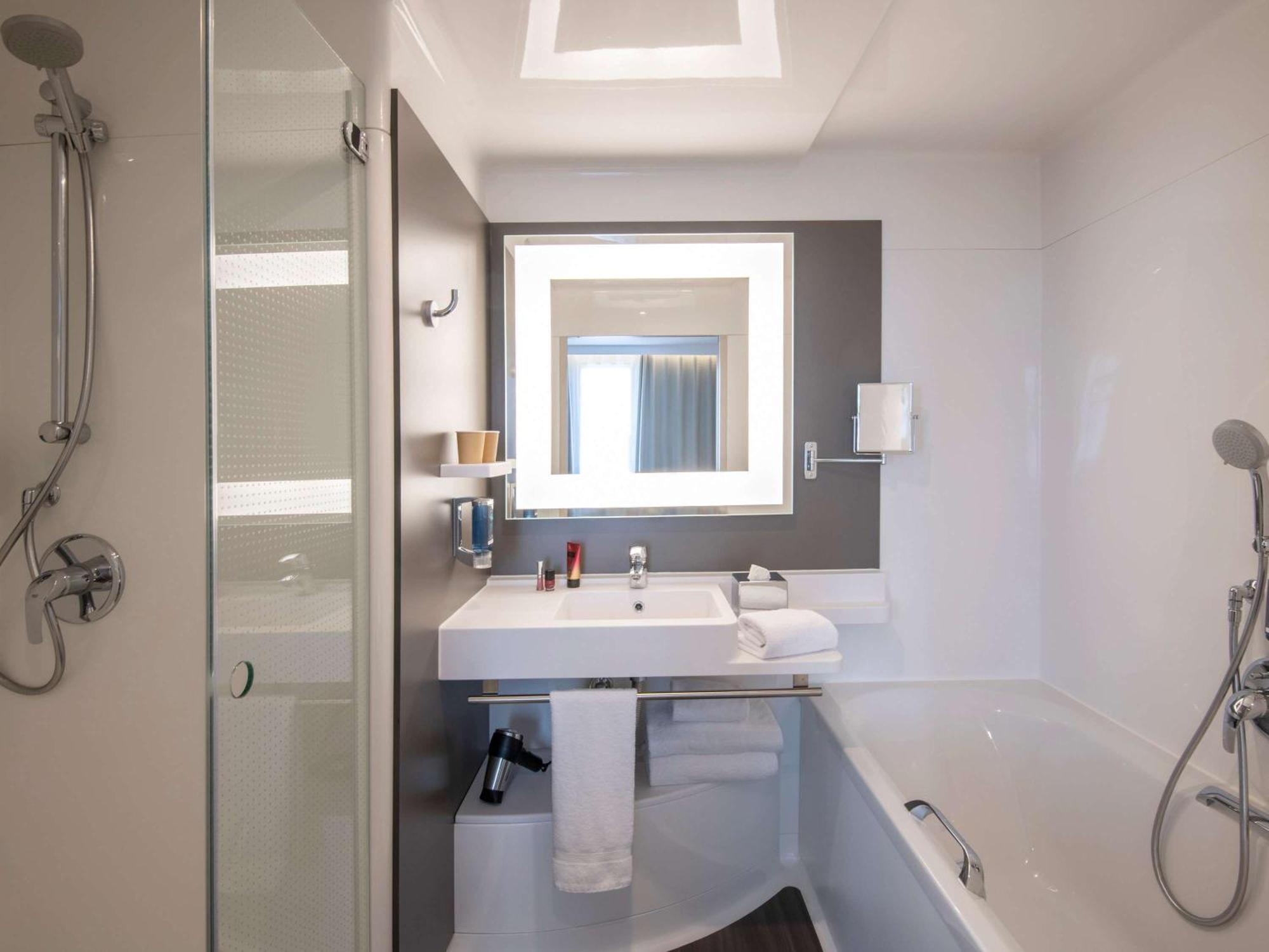 Novotel Airport Hotel 4*