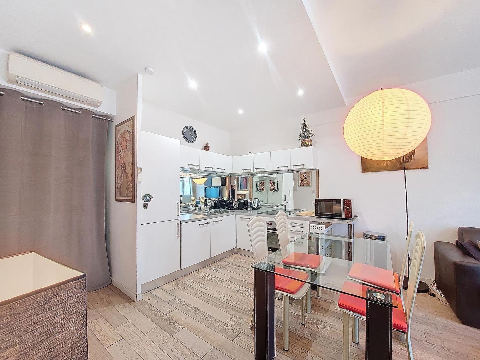 Nestor&jeeves - Trois Promenade - - Very Close Sea *