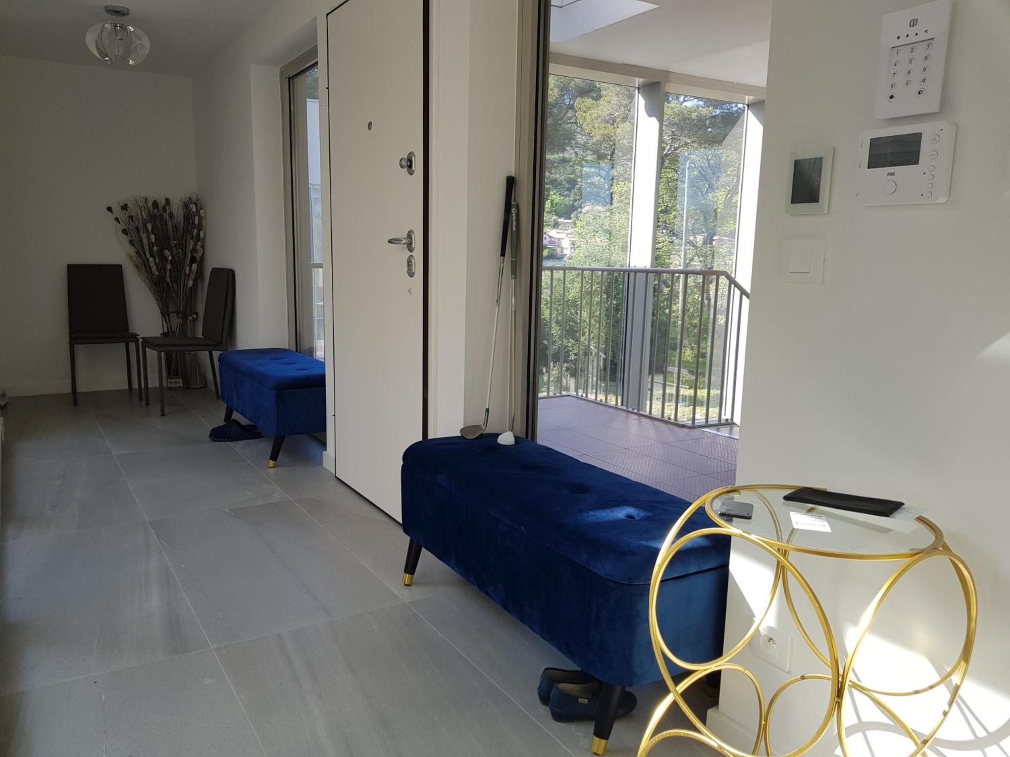 Laconsolate Apartment