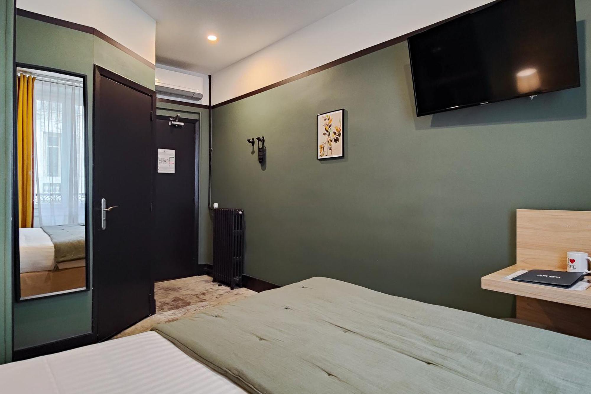 Hotel De France, Un Ammi