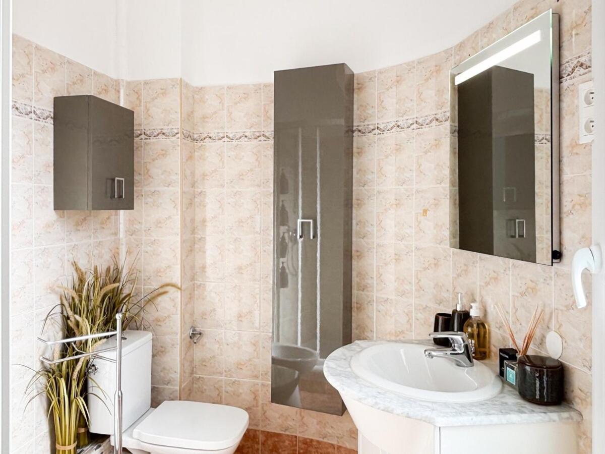 Apartment #12 1bdr Joffre, 5min From Old Town Ac & Wifi *