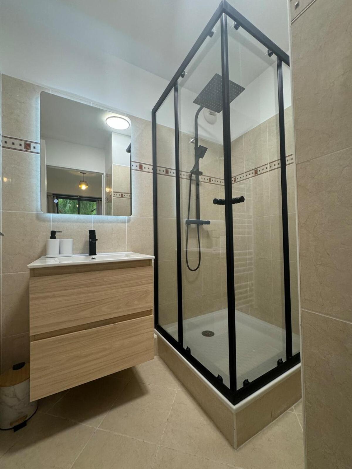 Spacieux 2 Pieces Au Port De Apartment