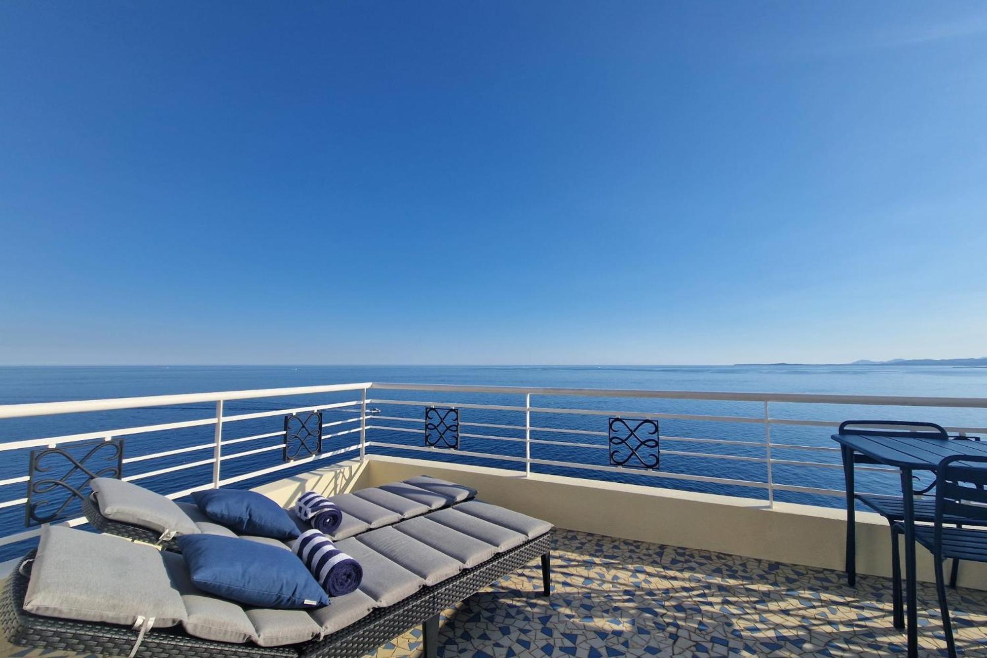 Apartment 06a1 - Just Like On A Boat Sailing On The Sea