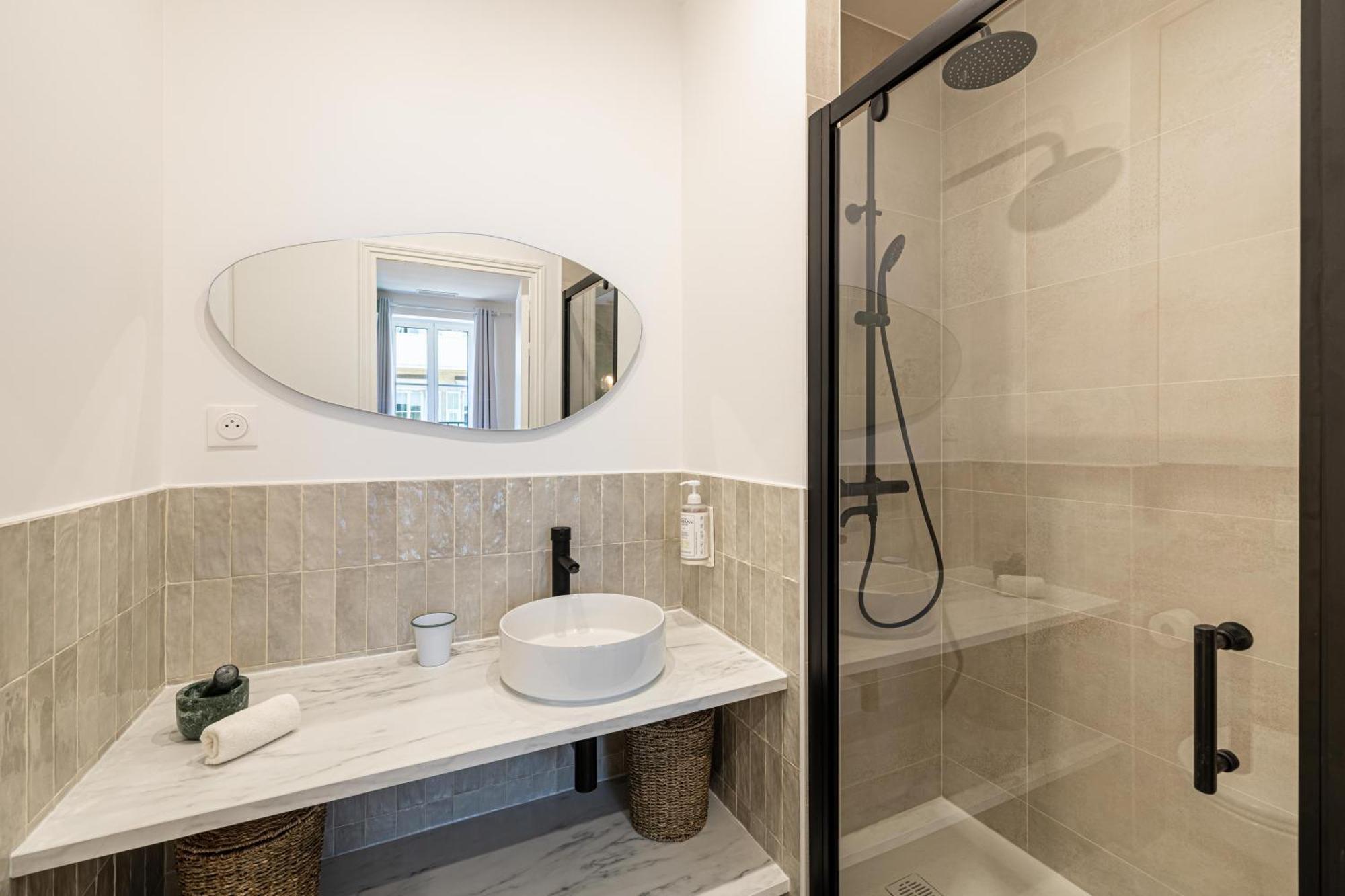 Apartamento New! Remodeled & Spacious 4 Bedroom - 3 Bath - Heart Of - Ac In - With A Large Elevator *