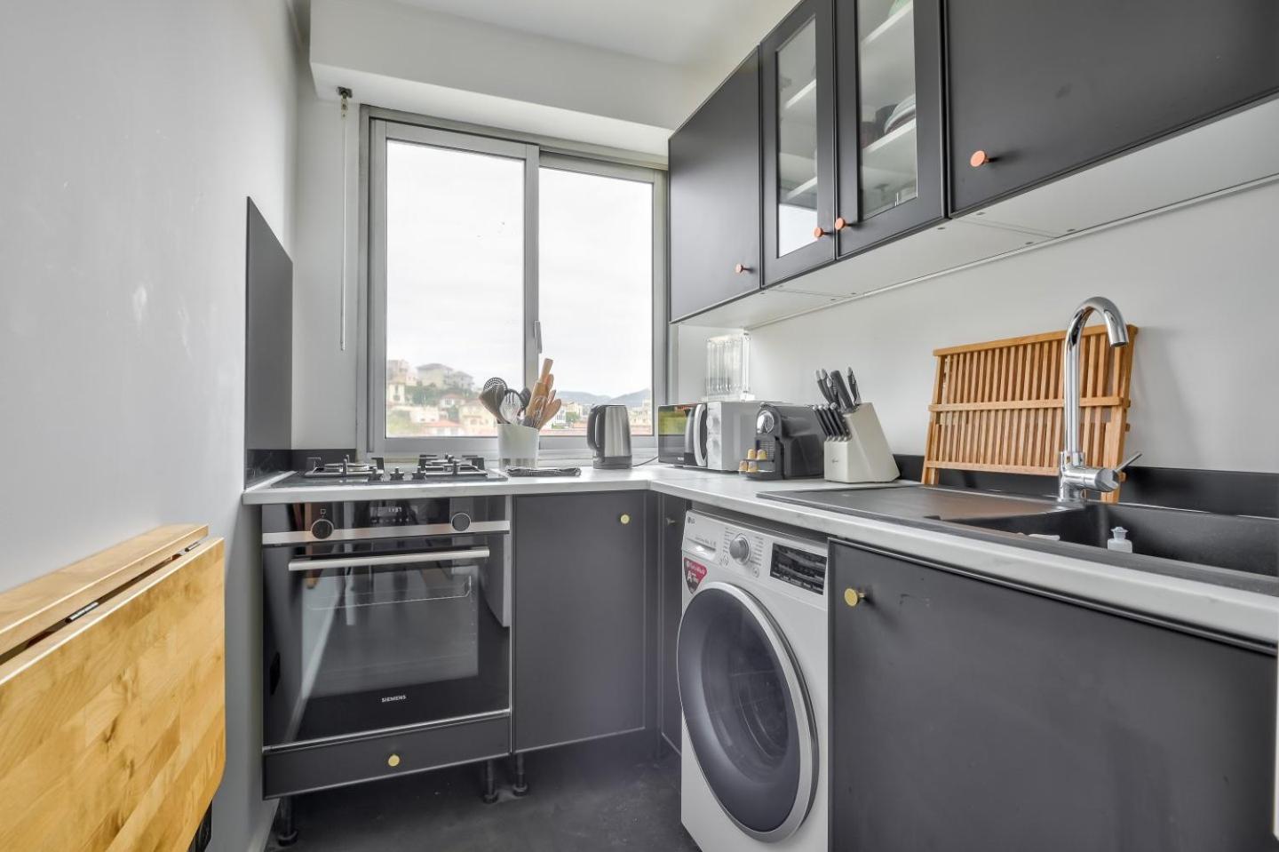 Appartement Amazing 1br Flat With Balcony And View In De
