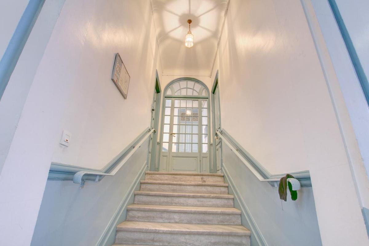 Beautiful Spacious Air Conditioned - Center *