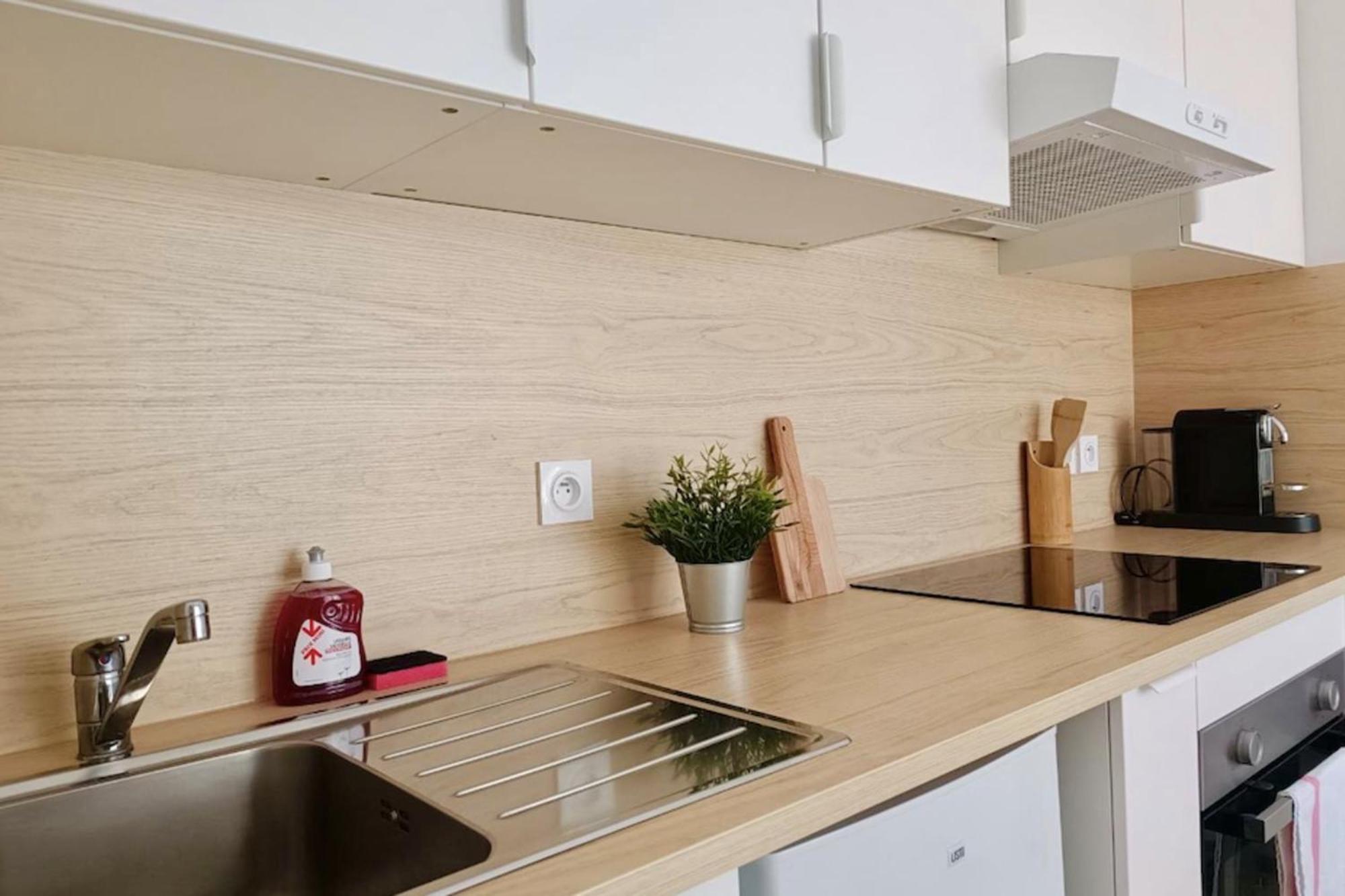 Charming 23 M Near The Sea