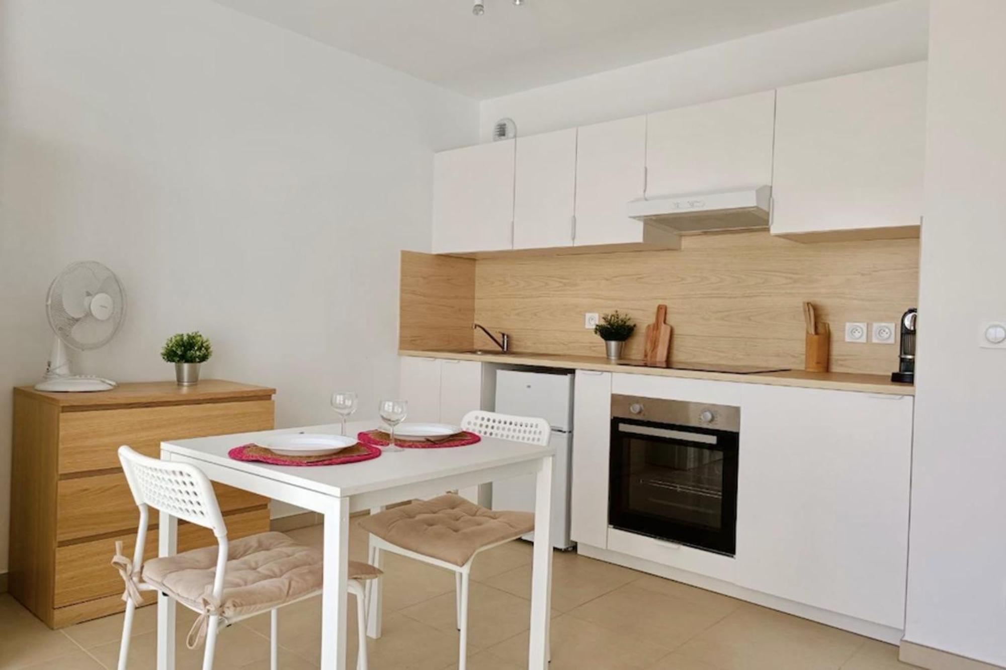 Apartment Charming 23 M Near The Sea