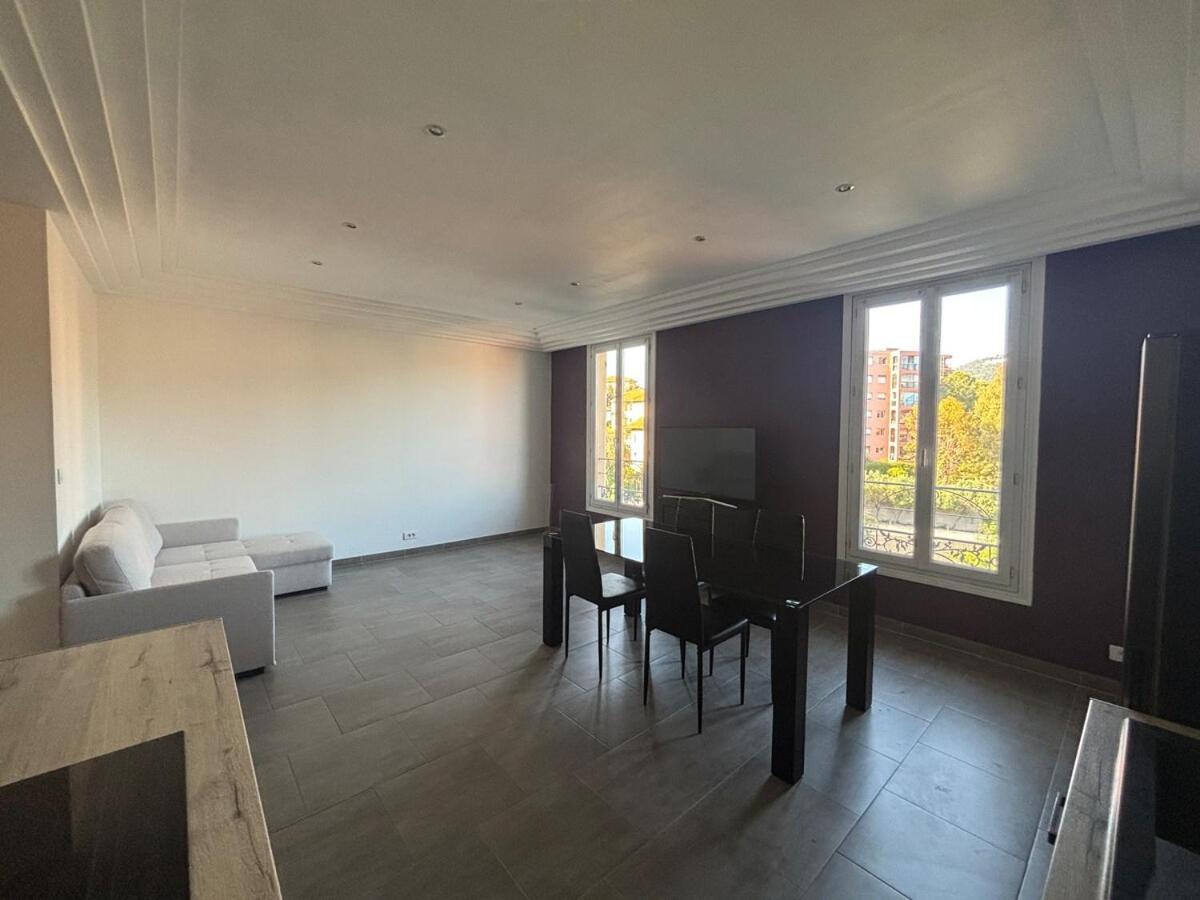3-r Bright, Within 15 Min Walk Apartment *