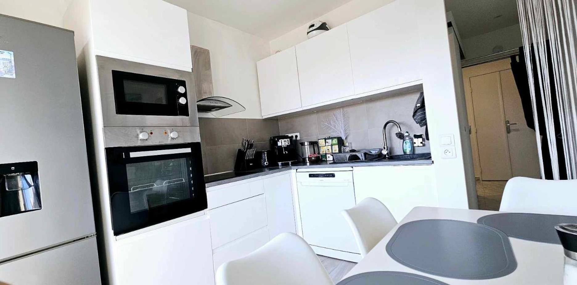 Apartment Floor With Sea View, Clim And Veranda *