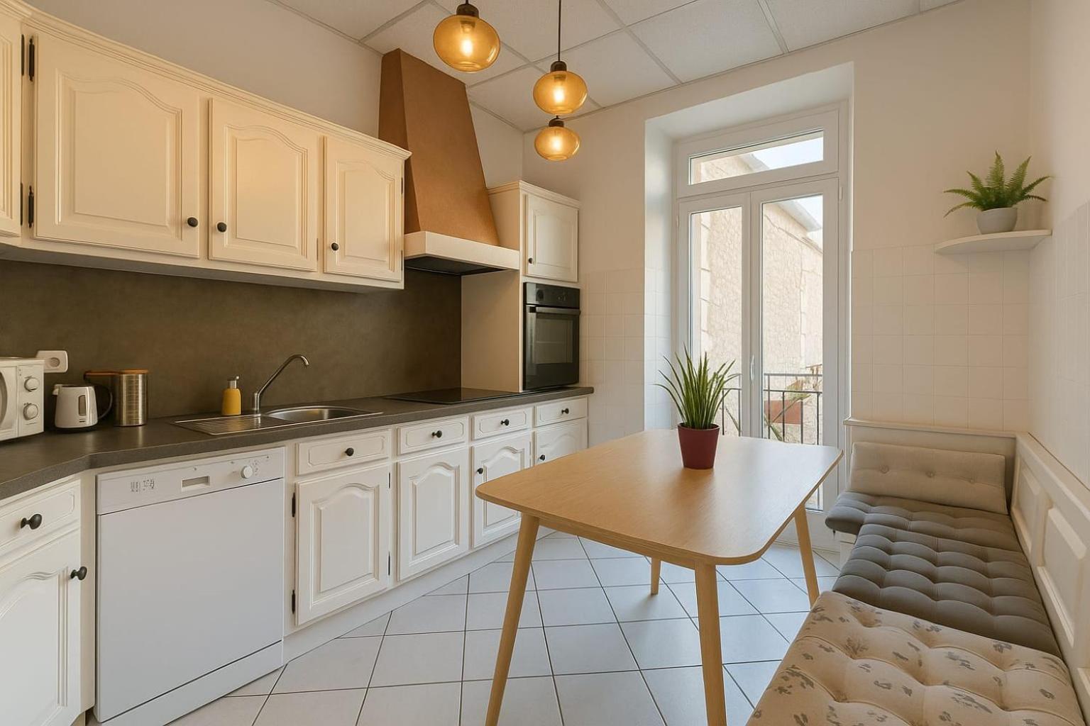 Beautiful Spacious Air Conditioned - Center Apartment *