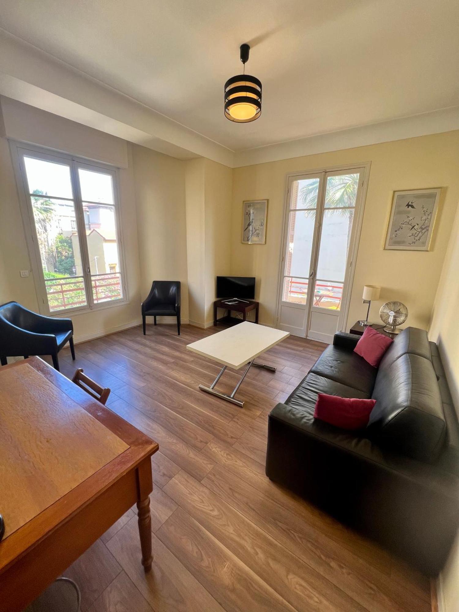 Apartment Avec Terrasse En Plein Coeur De A Deux Pas De La ! *