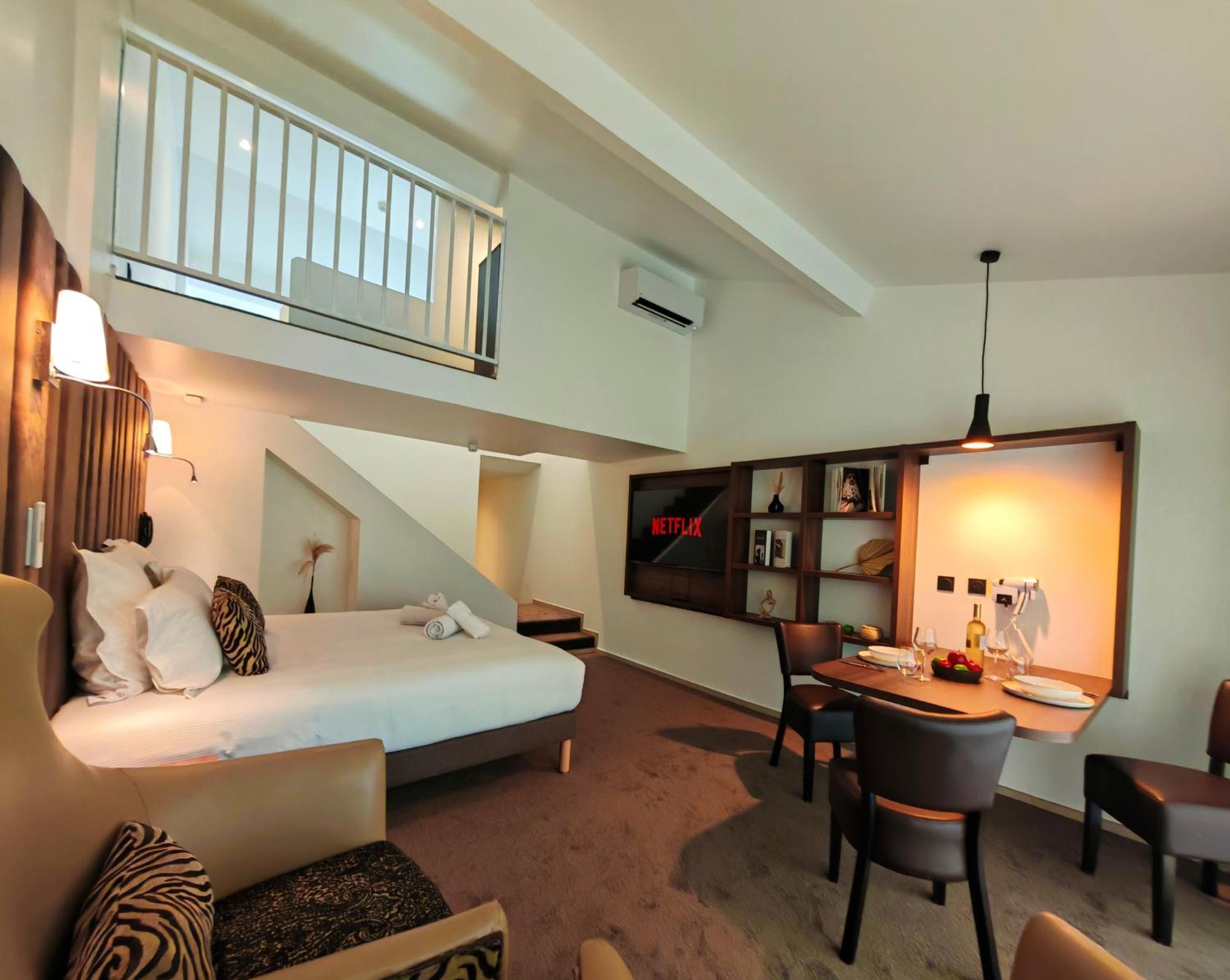 Hotel & Monsigny 3*