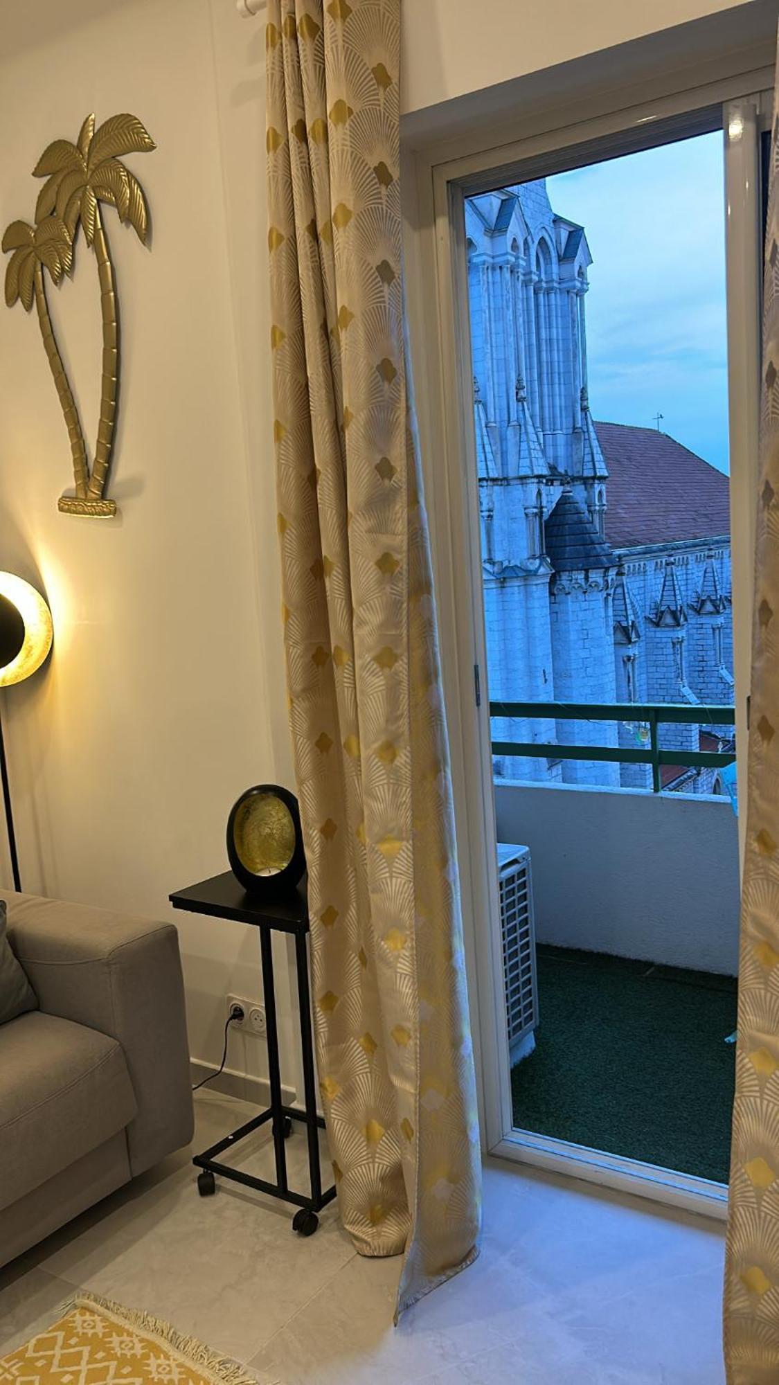 Appartement Centre Sur Avenue Jean Medecin A 8 Minutes De Marche *