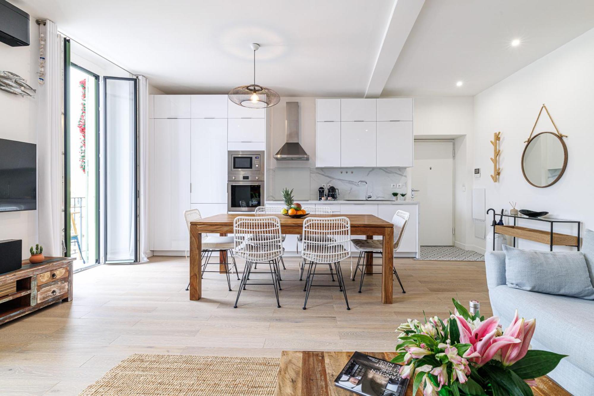 Sunlight - Archibald - Port Area, 2 Bedrooms, Stunning With Balcony & Parking