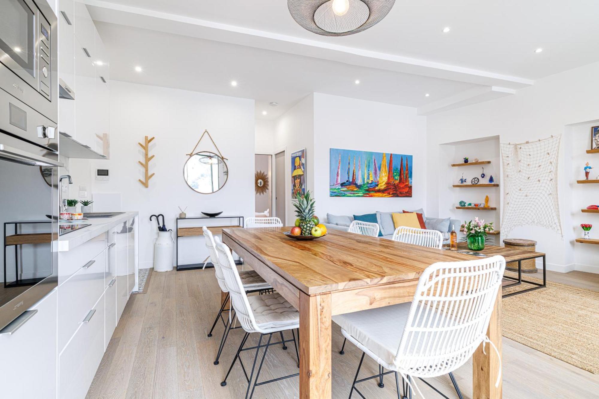 Sunlight - Archibald - Port Area, 2 Bedrooms, Stunning With Balcony & Parking Apartment *