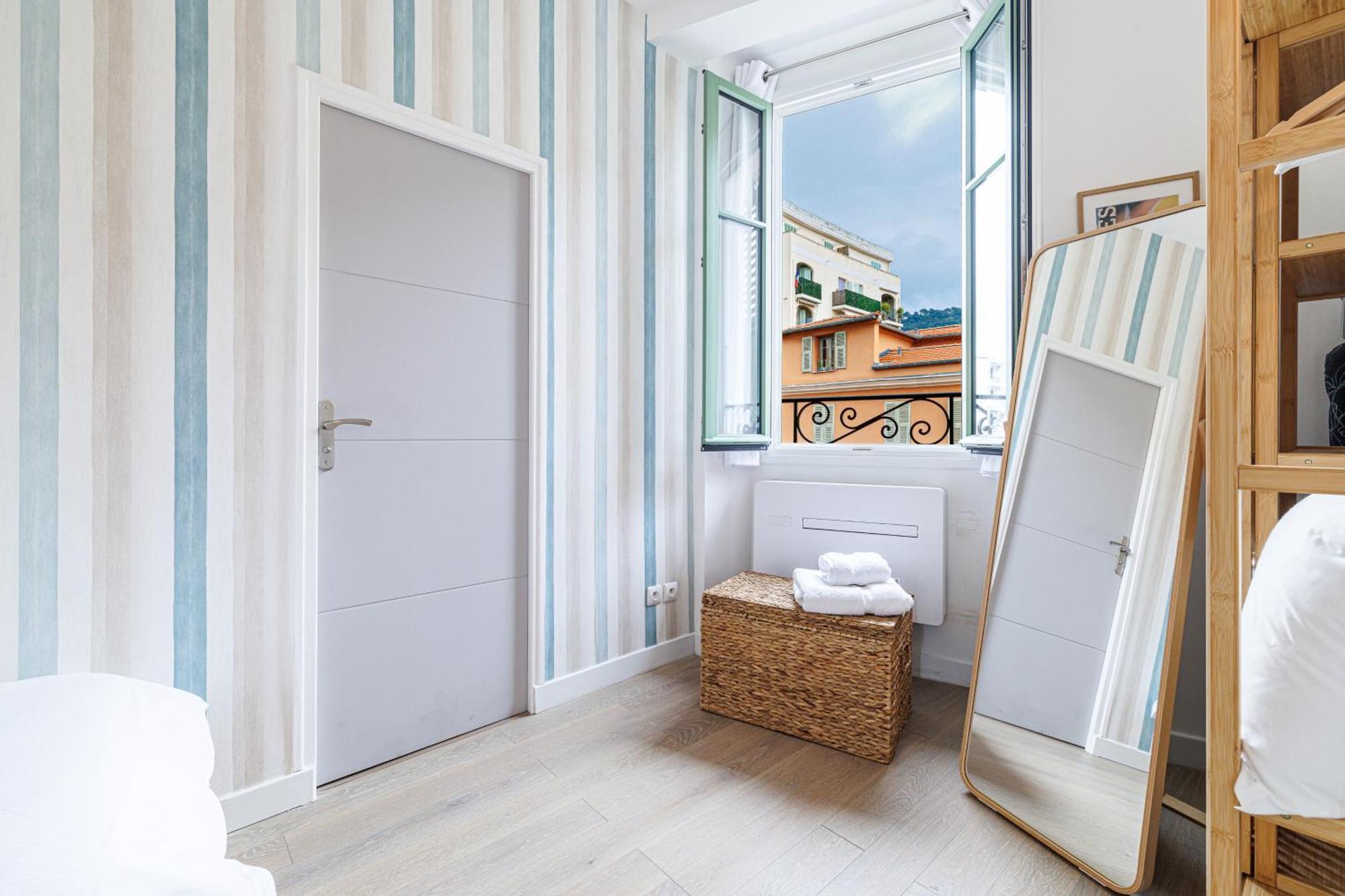 Sunlight - Archibald - Port Area, 2 Bedrooms, Stunning With Balcony & Parking *